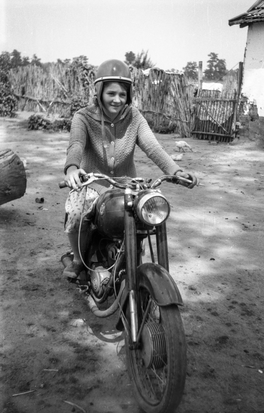 Hungary, Lőkösháza, 1968, Braun Antal, motorcycle, Hungarian brand, Danuvia-brand, crash helmet, poverty, poverty, Fortepan #59451