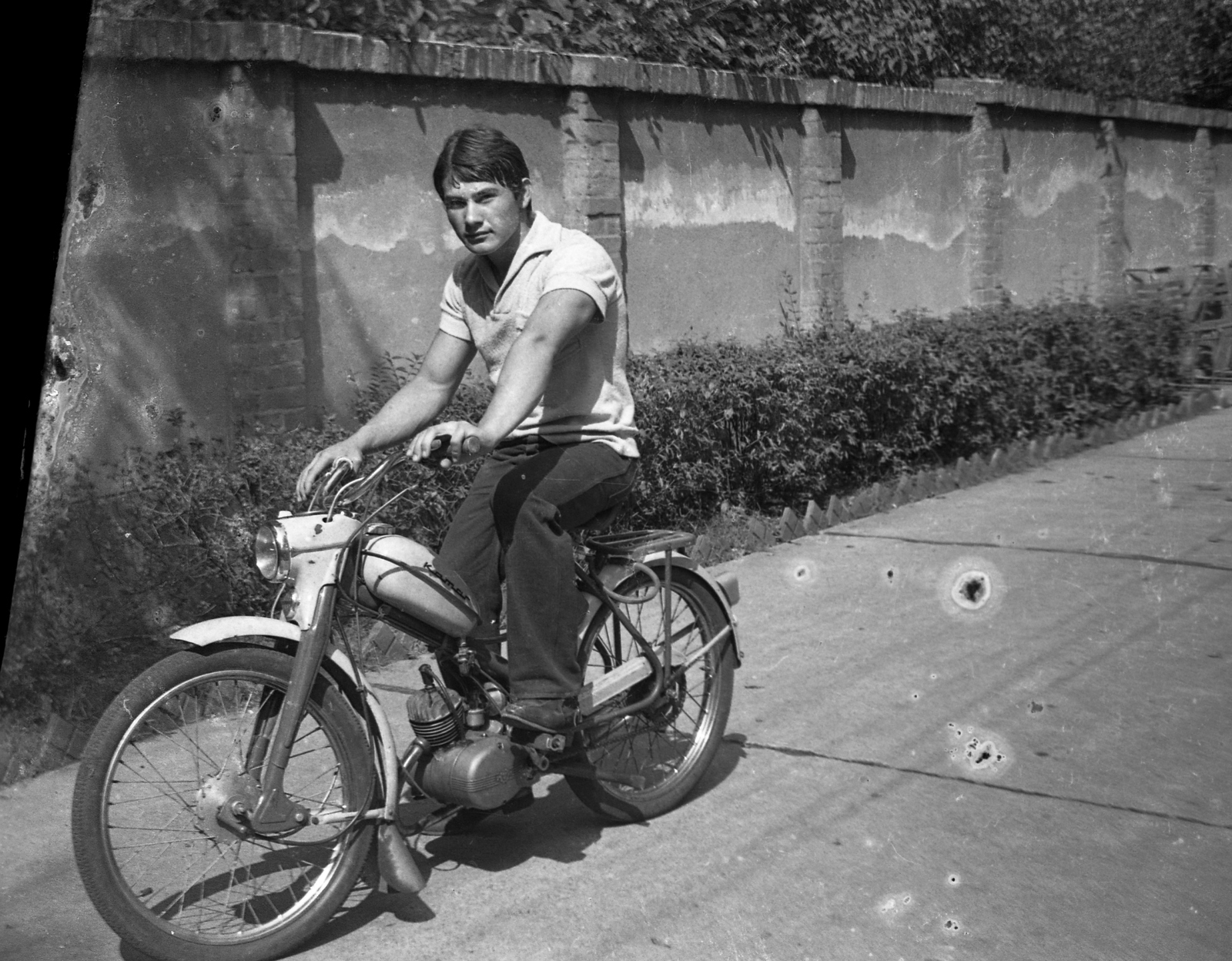 Magyarország, Budapest XIV., Hermina (Május 1.) út 45. Állami Szociális Otthon (később Mozgássérült Emberek Rehabilitációs Központja)., 1966, Braun Antal, motorkerékpár, Budapest, Romet Komar, Fortepan #59474