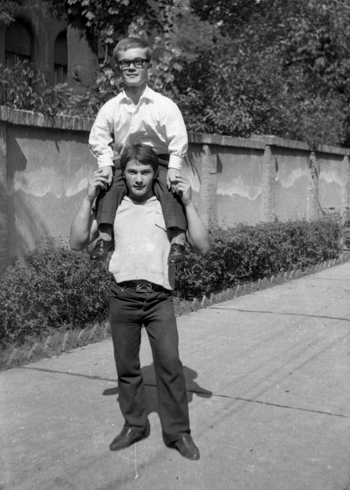 Hungary, Budapest XIV., Hermina (Május 1.) út 45. Állami Szociális Otthon (később Mozgássérült Emberek Rehabilitációs Központja)., 1966, Braun Antal, Budapest, dwarfism, sitting on the shoulders, Fortepan #59478