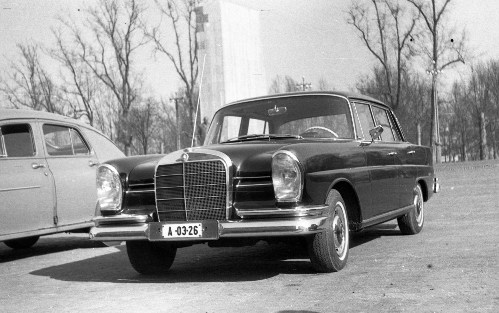 Hungary, Budapest XIV., Felvonulási tér, Mercedes-Benz W111 típusú személygépkocsi (miniszteri rendszámmal), háttérben a Lenin szobor., 1966, Braun Antal, Gerrman brand, Mercedes-brand, automobile, number plate, Budapest, Fortepan #59489