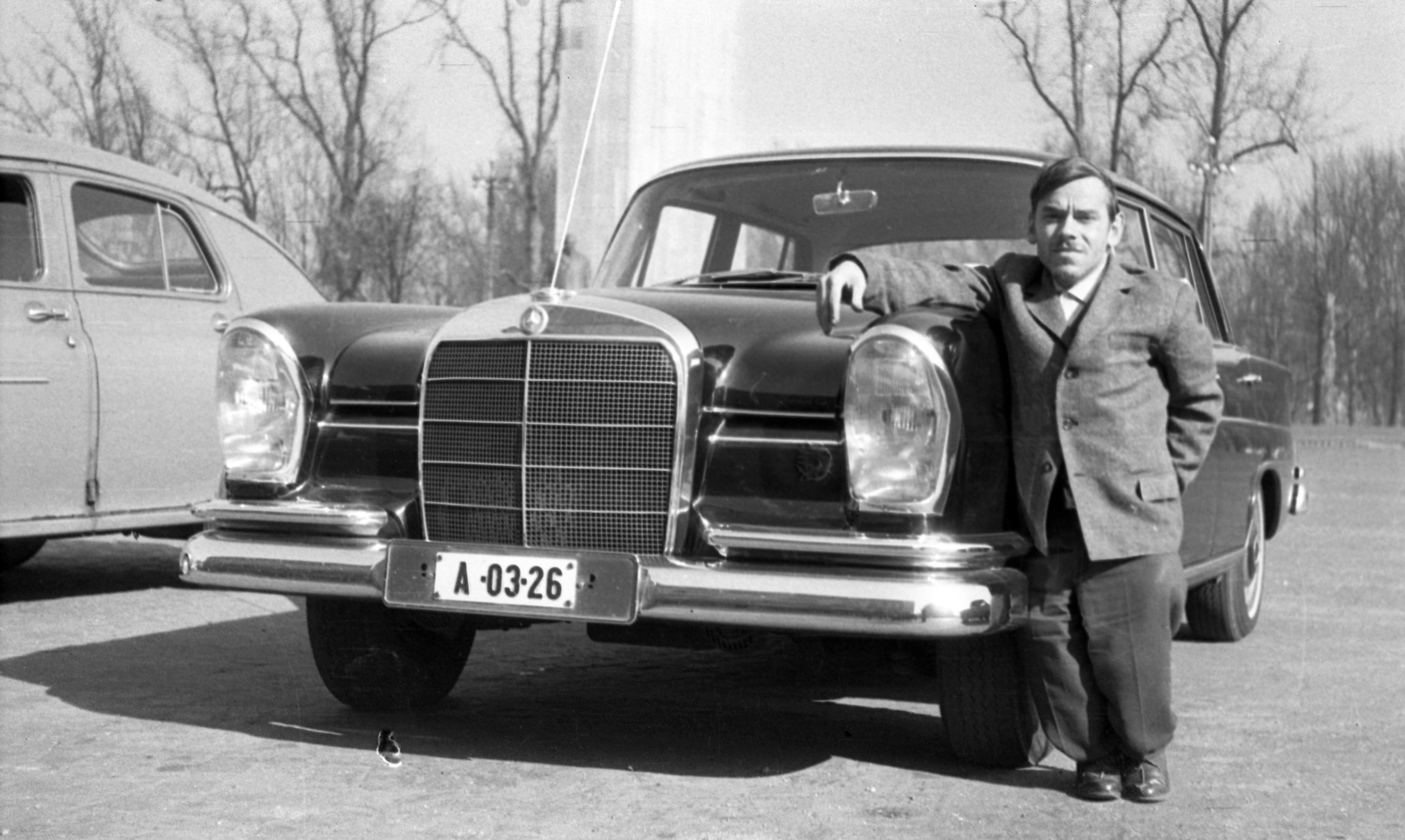 Hungary, Budapest XIV., Felvonulási tér, Mercedes-Benz W111 típusú személygépkocsi (miniszteri rendszámmal), háttérben a Lenin szobor., 1966, Braun Antal, German brand, Mercedes-brand, man, automobile, number plate, Budapest, dwarfism, Fortepan #59490