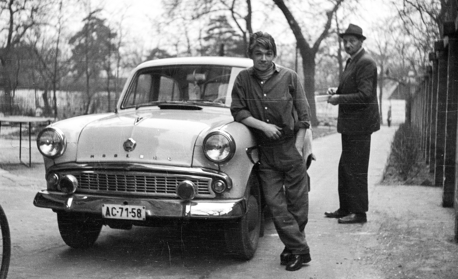 Hungary, Budapest XIV., Hermina (Május 1.) út 45. Állami Szociális Otthon (később Mozgássérült Emberek Rehabilitációs Központja)., 1966, Braun Antal, Soviet brand, Moskvitch-brand, man, automobile, number plate, Budapest, prop up on elbows, Fortepan #59493