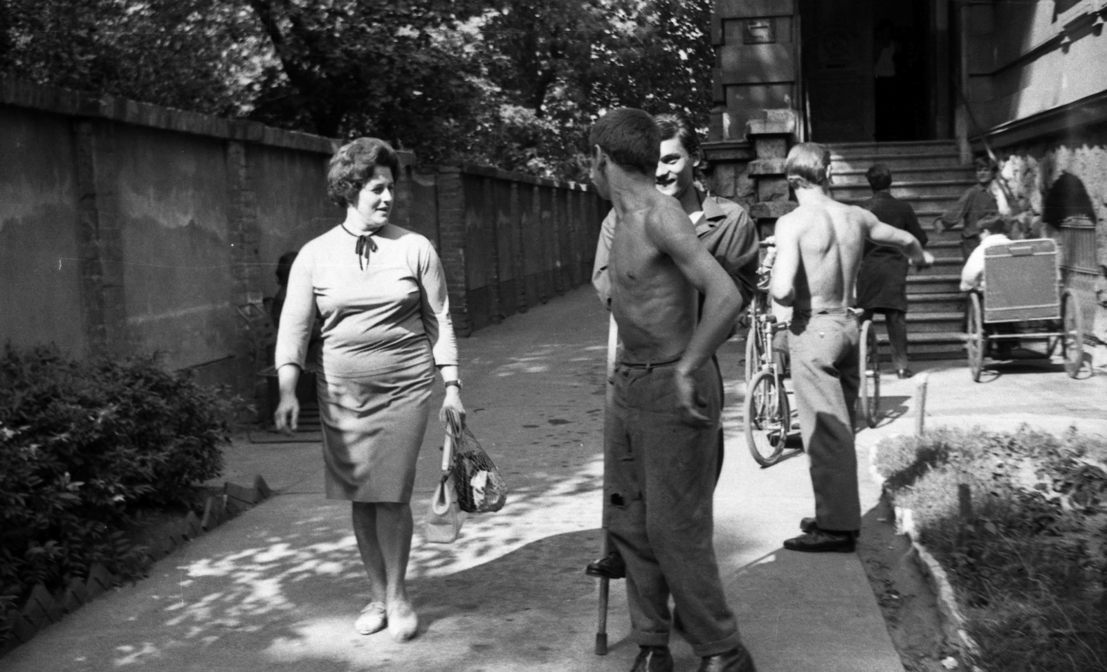 Hungary, Budapest XIV., Hermina (Május 1.) út 45. Állami Szociális Otthon (később Mozgássérült Emberek Rehabilitációs Központja)., 1966, Braun Antal, invalid car, man, woman, Budapest, half-naked, Fortepan #59496