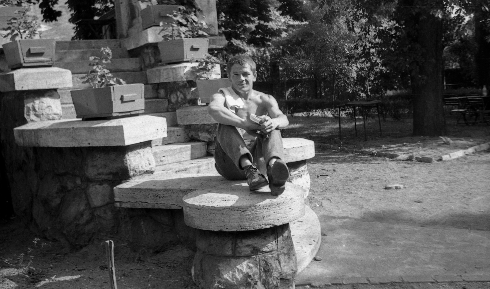 Hungary, Budapest XIV., Hermina (Május 1.) út 45. Állami Szociális Otthon (később Mozgássérült Emberek Rehabilitációs Központja)., 1966, Braun Antal, man, disabled, planter, Budapest, Fortepan #59498