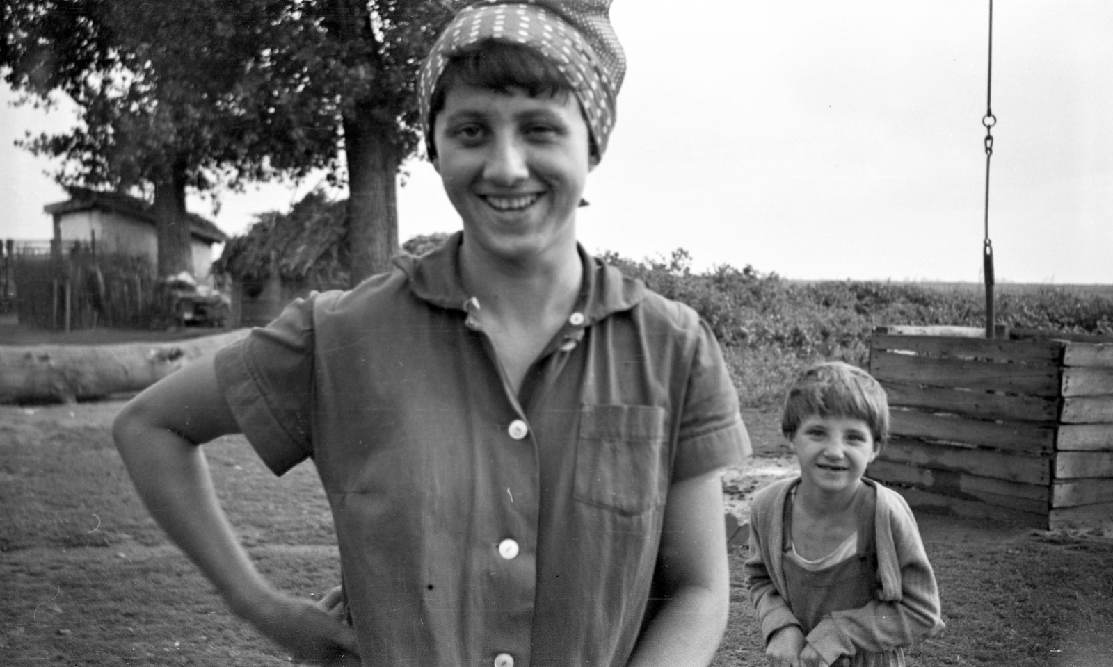 Hungary, Lőkösháza, 1965, Braun Antal, portrait, yard, smile, girl, fun, woman, shadoof, bandana, Fortepan #59505