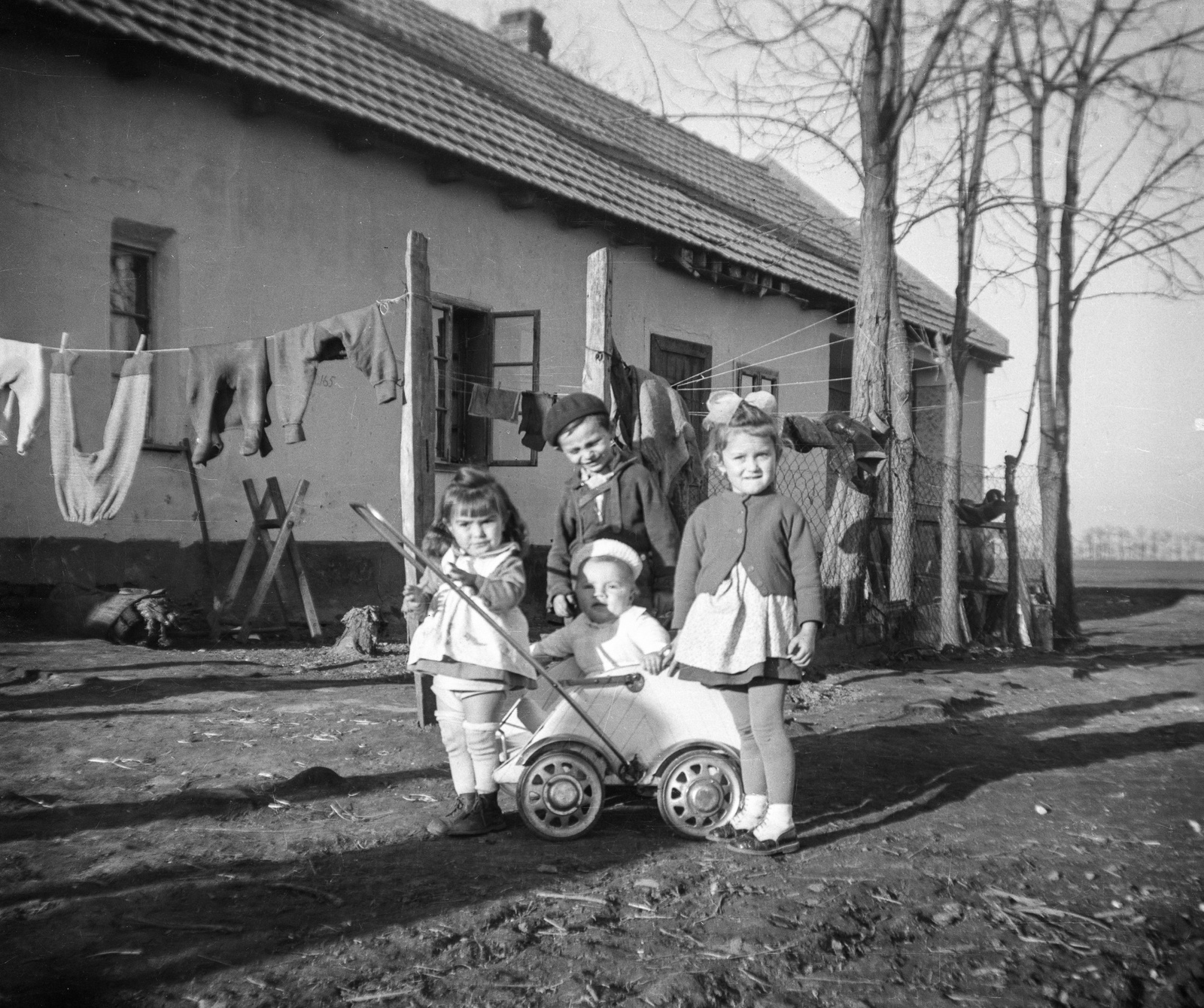 Hungary, Lőkösháza, 1965, Braun Antal, yard, baby carriage, tableau, newborn, kids, ribbon, cap, apron, clothes-horse, saw-buck, Fortepan #59508