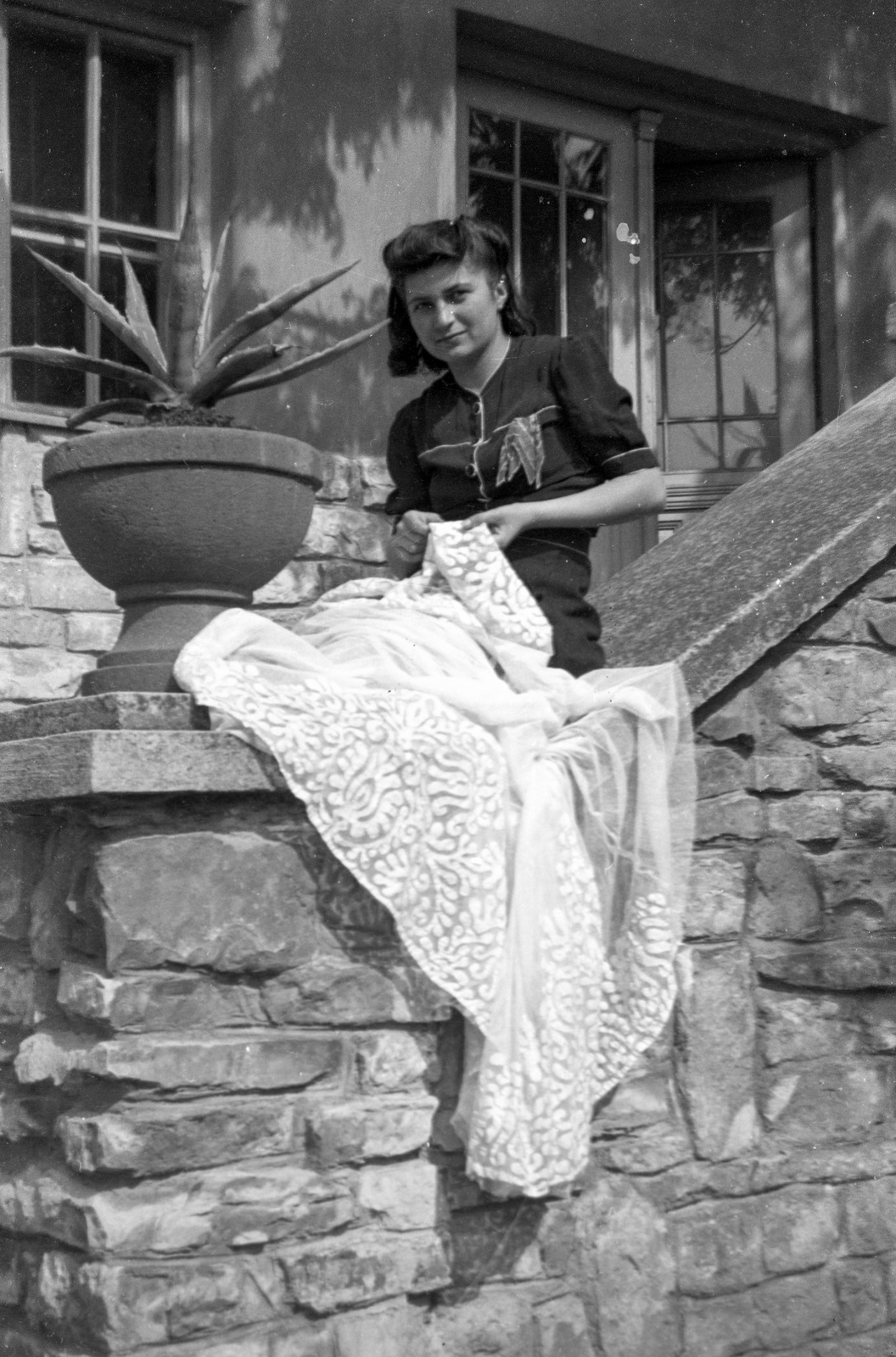 1940, Baráth Endre, falon ülni, varrás, Fortepan #59521