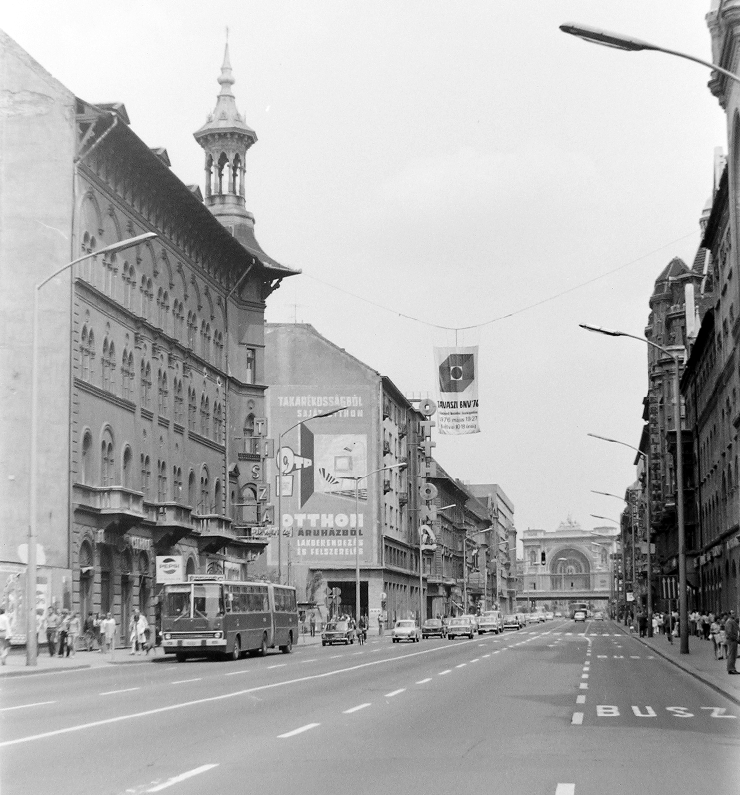 Magyarország, Budapest VIII.,Budapest VII., Rákóczi út a Kiss József utcától a Keleti pályaudvar felé nézve., 1976, Fortepan, reklám, autóbusz, magyar gyártmány, neonreklám, Ikarus-márka, Ikarus 280, Budapest, Fortepan #5953