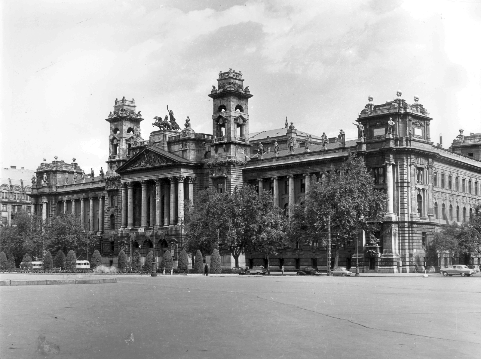 Hungary, Budapest V., Kossuth Lajos tér, Igazságügyi Palota (ekkor Magyar Nemzeti Galéria és az MSZMP Párttörténeti Intézete)., 1959, Radnai Márton, street view, Alajos Hauszmann-design, eclectic architecture, Budapest, Fortepan #59546