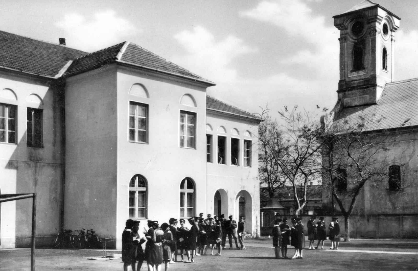 Magyarország, Csanádpalota, az általános Iskola (később Dér István Általános Iskola) udvara, jobbra a Nepomuki Szent János-templom., 1957, Fortepan, templom, Fortepan #59575