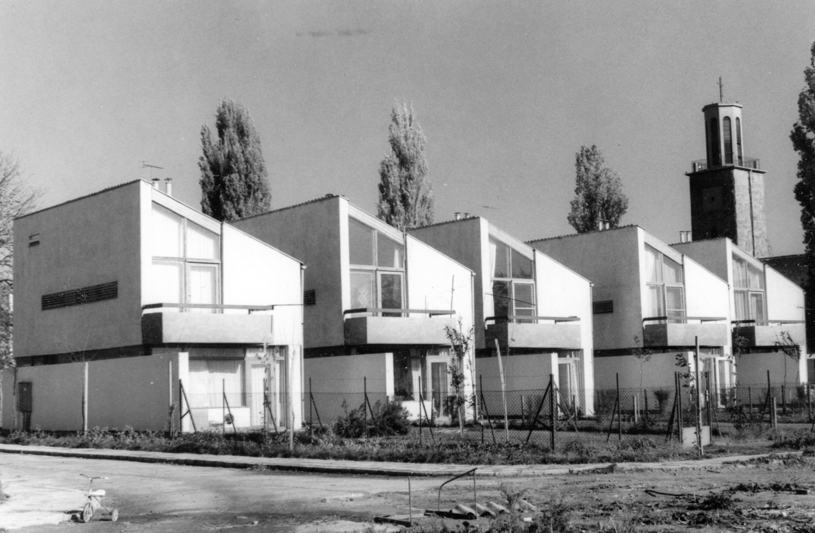 Hungary, Kápolnásnyék, Semmelweis tér, Olajipari lakótelep. Háttérben jobbra a Jézus Szíve-templom tornya., 1978, Fortepan, church, tower, Fortepan #59584