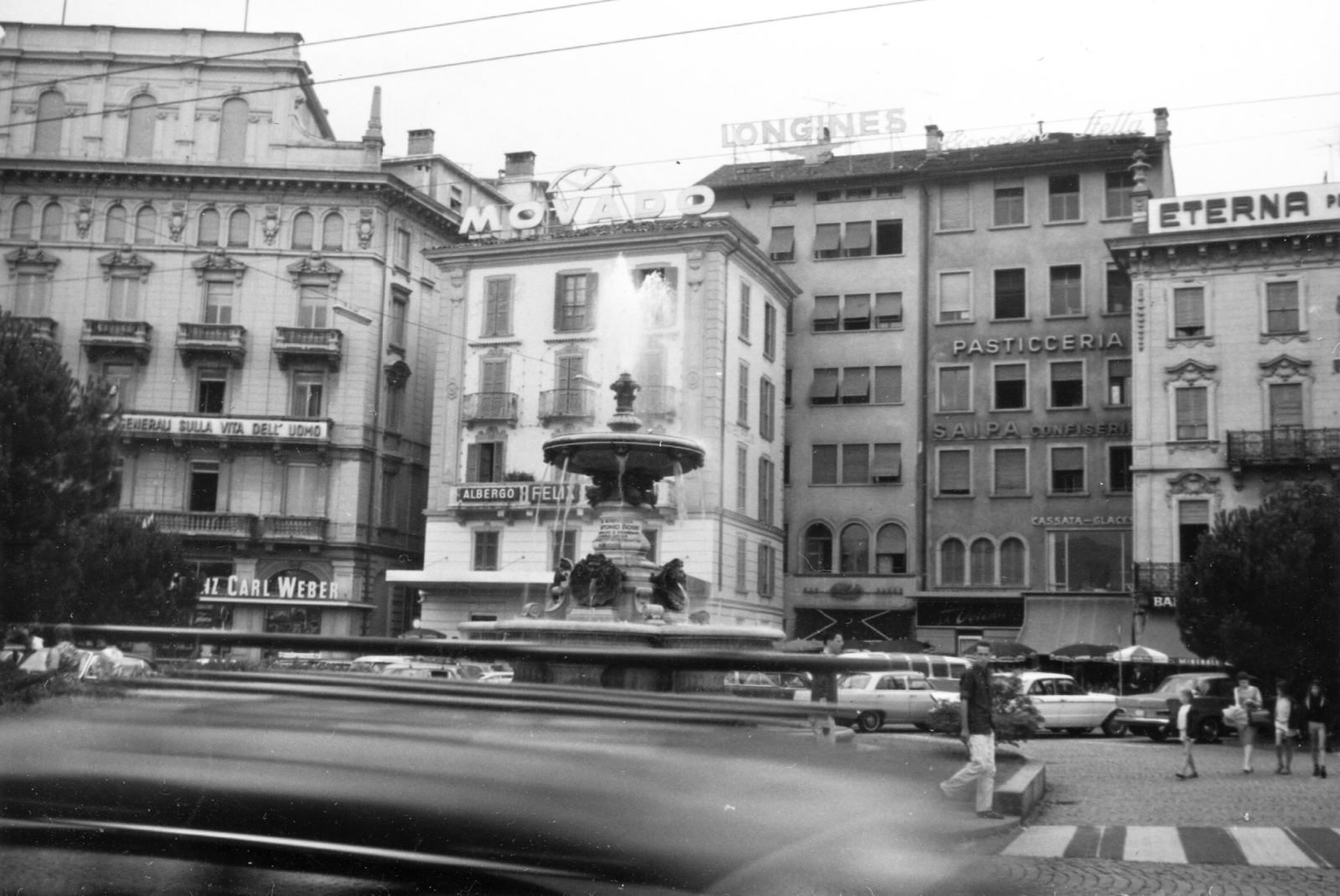 Svájc, Lugano, Piazza Riziero Rezzonico, középen az Antonio Bossi-szökőkút., 1960, Fortepan, szökőkút, gyalogátkelő, neonreklám, Fortepan #59597