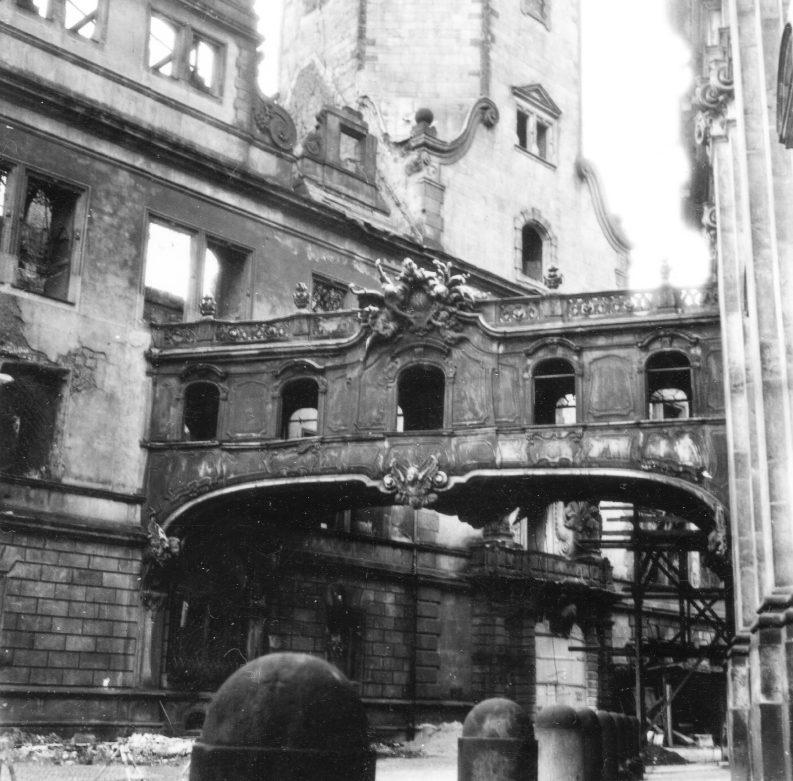 Germany, Dresden, átjáró a Drezdai Kastély (Residenzschloss) és a Szentháromság Katolikus Főtemplom (Hofkirche) között., 1960, Fortepan, war damage, GDR, damaged building, Fortepan #59603