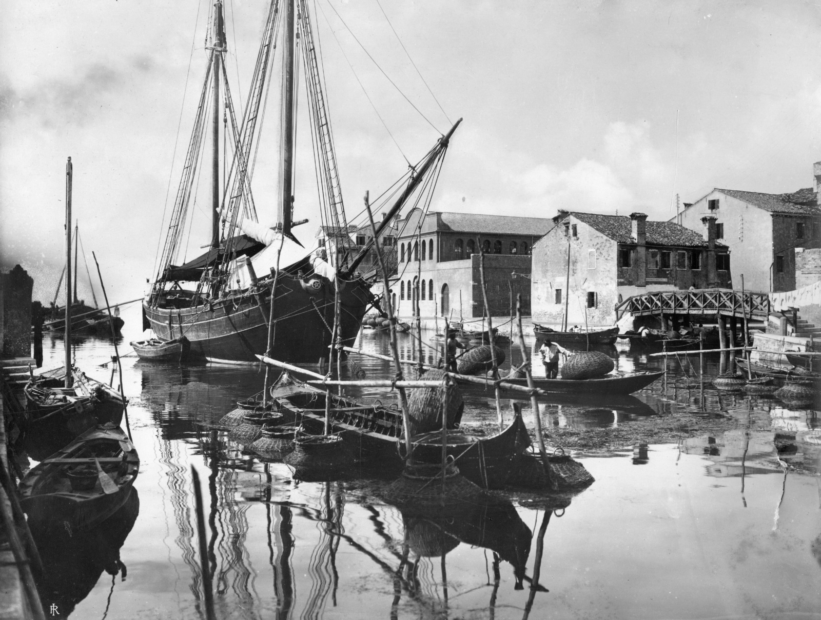 Italy, Venice, Rio del Ponte Lungo a Fondamenta Pallada-nal lévő híd felé nézve., 1900, Roberto Urban, sailboat, water surface, boat, fishing, Fortepan #59605