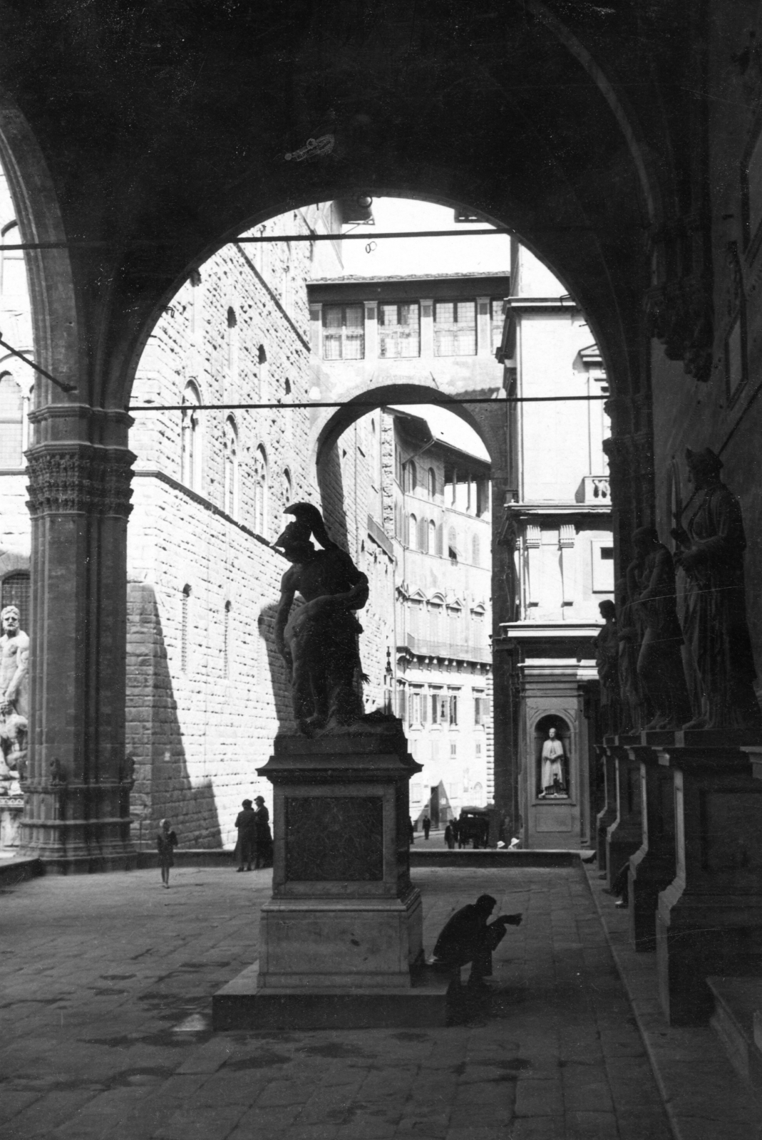 Italy, Florence, Loggia dei Lanzi., 1928, Roberto Urban, sculpture, archway, sculptural group, Hercules-portrayal, Menelaus-portrayal, Patroclus-portrayal, Cacus-portrayal, Bartolommeo Bandinelli-design, Fortepan #59622