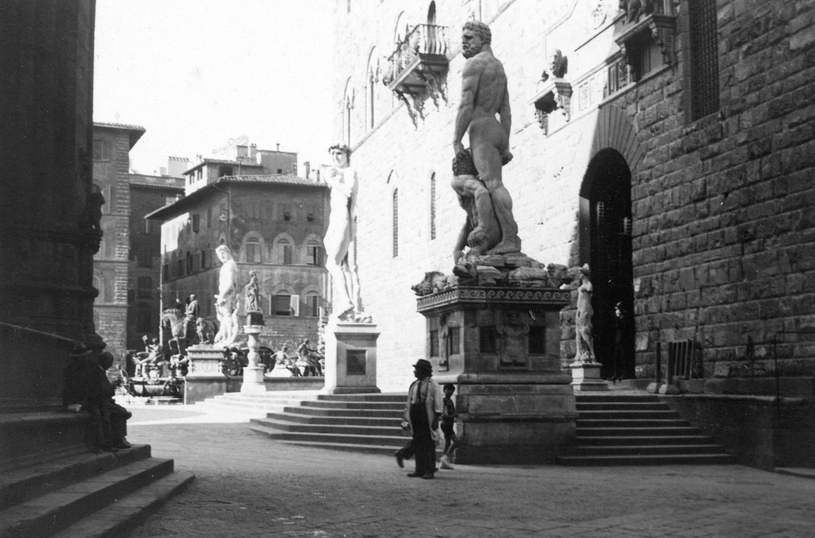 Italy, Florence, Piazza della Signoria, középen Michelangelo Dávid szobrának másolata a régi városháza, a Palazzo Vecchio bejáratánál., 1928, Roberto Urban, sculpture, nude figure, Hercules-portrayal, Arnolfo di Cambio-design, David-portrayal, Michelangelo Buonarroti-design, Cacus-portrayal, Bartolommeo Bandinelli-design, Fortepan #59628