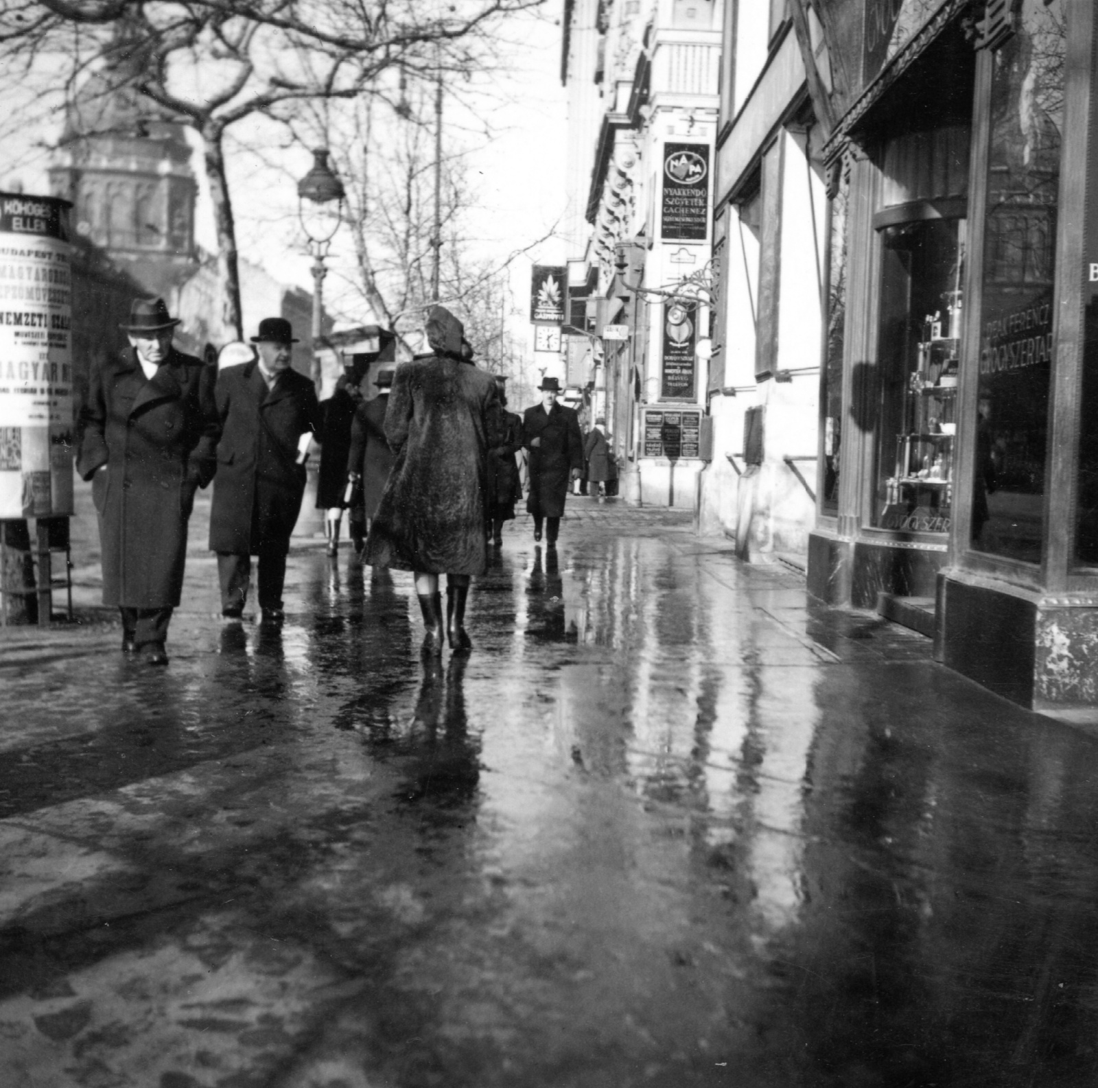 Hungary, Budapest VI., Bajcsy-Zsilinszky (Vilmos császár) út, jobbra az Anker köz torkolata, háttérben a Szent István-bazilika., 1937, Fortepan, poster, pharmacy, fur coat, rain, fabrics, Budapest, Fortepan #59654