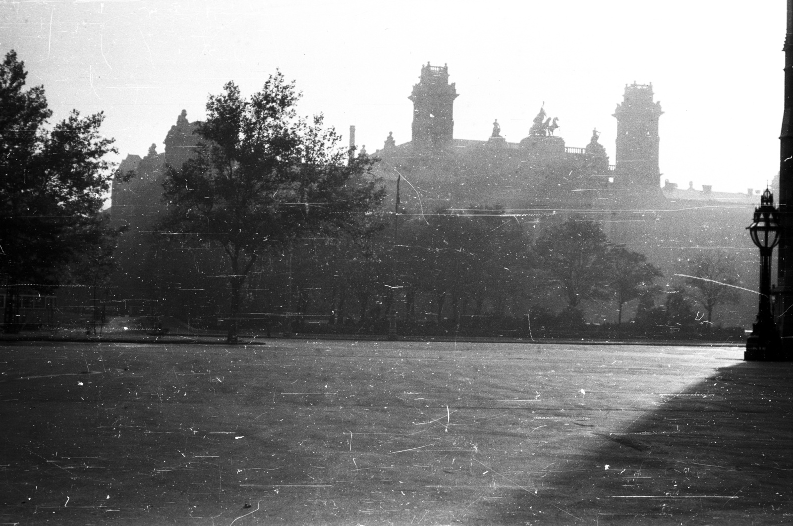 Hungary, Budapest V., Kossuth Lajos tér, szemben az Igazságügyi Palota (ekkor Magyar Nemzeti Galéria) a Parlament északi oldala mellől nézve., 1968, Tóth Lajos, Budapest, Fortepan #59703