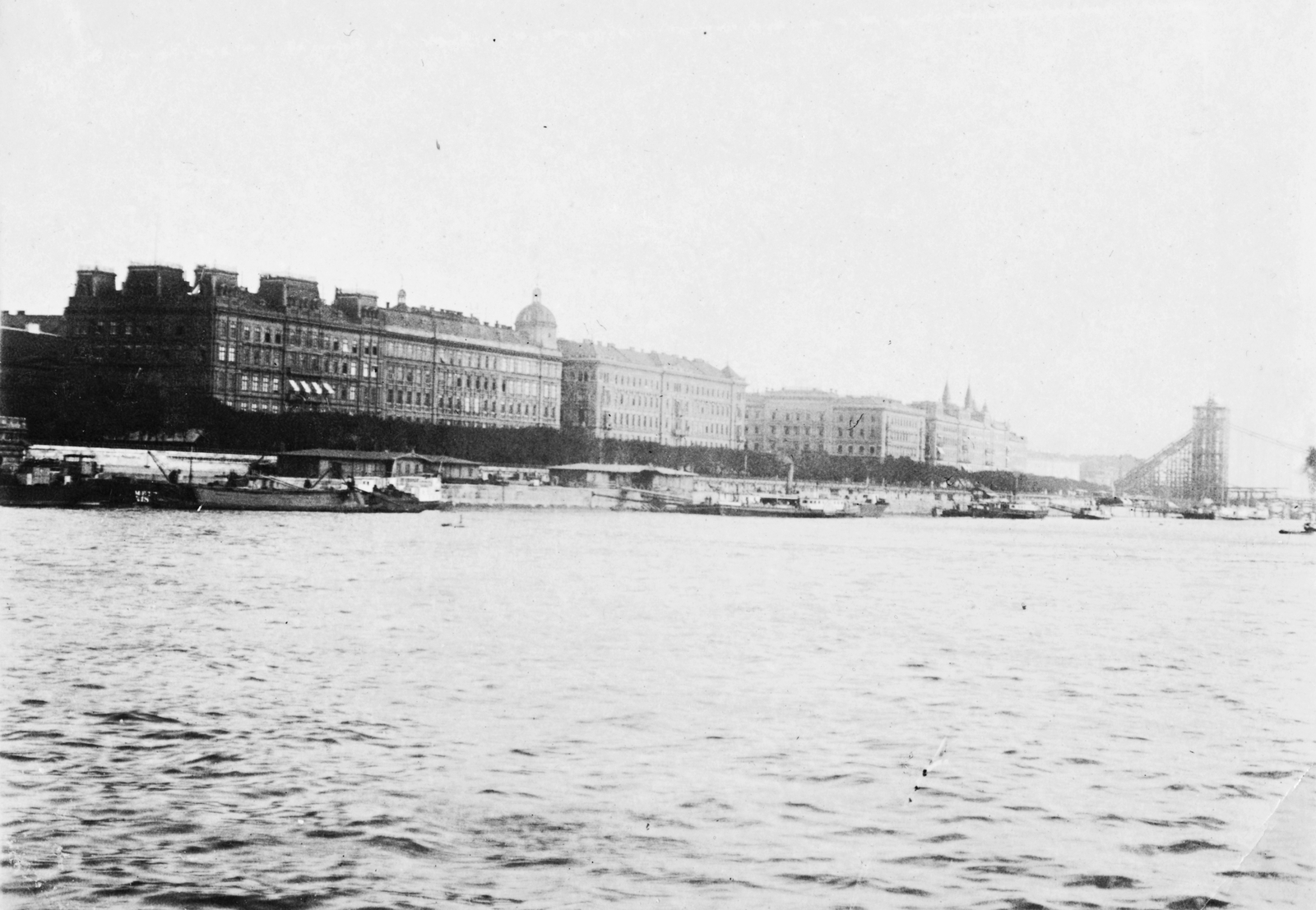 Hungary, Budapest V., a pesti szállodasor a Dunáról nézve, háttérben az épülő Erzsébet híd., 1901, Lajtai László, ship, picture, bridge building, eclectic architecture, Budapest, suspension bridge, Duna-bridge, Antal Kherndl-design, Aurél Czekelius-design, Fortepan #59735
