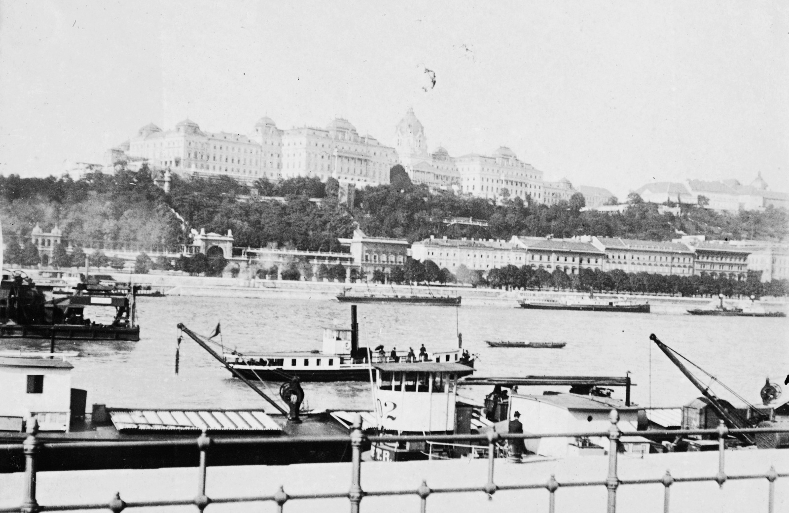 Magyarország, Budapest V., pesti alsó rakpart a Vigadó térnél. Szemben a Várkert Bazár és a Királyi Palota (később Budavári Palota)., 1901, Lajtai László, hajó, uszály, látkép, palota, gőzhajó, Budapest, Fortepan #59739