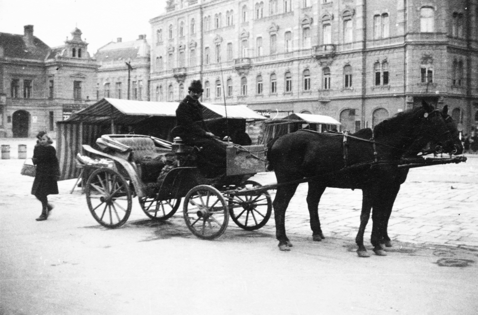 Hungary, Szombathely, Fő (Szentháromság) tér., 1941, Lajtai László, street view, coach, fair, cobblestones, fiacre, Fortepan #59741