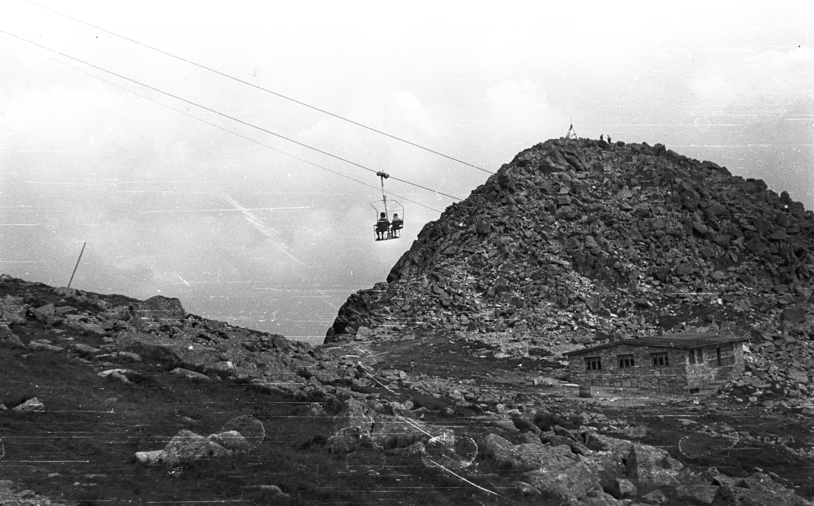 Szlovákia,Alacsony-Tátra, Chopok, előtérben a "Kamenna chata" menedékház., 1964, Tóth Lajos, Csehszlovákia, drótkötélpálya, Tátra hegység, Fortepan #59753