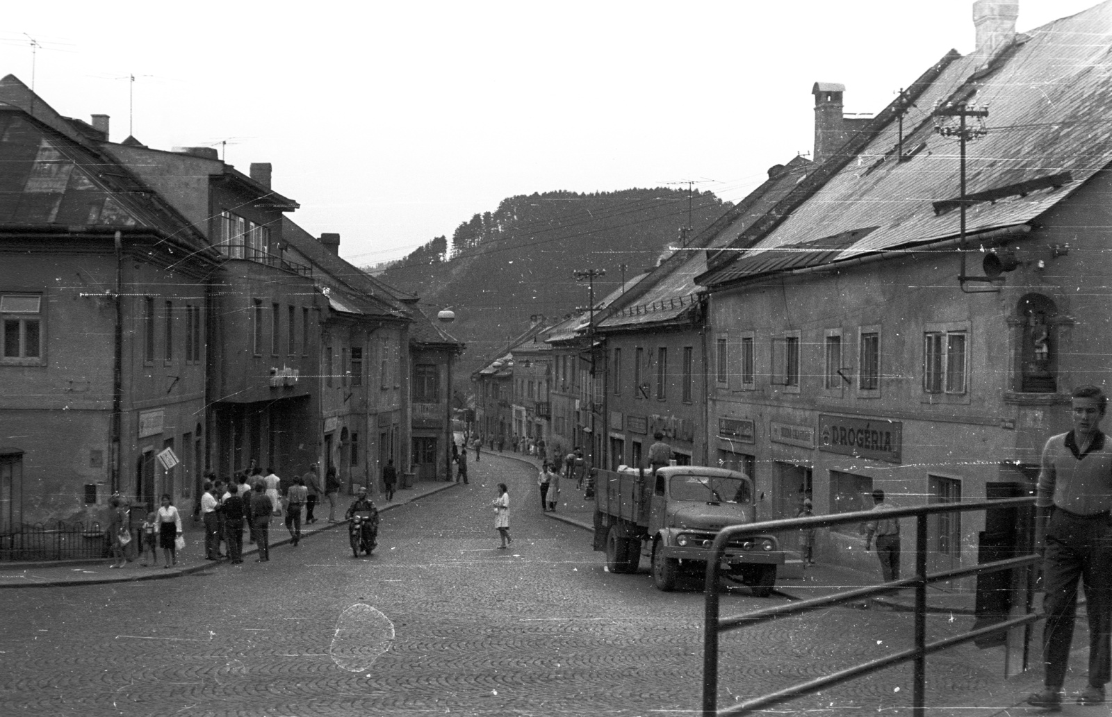 Slovakia, Kremnica, Námestie Slovenského národného povstania (Szlovák Nemzeti Felkelés tere), szemben az ulica Dolná., 1964, Tóth Lajos, Czechoslovakia, Czechoslovak brand, motorcycle, commercial vehicle, Praga-brand, drugstore, Fortepan #59755