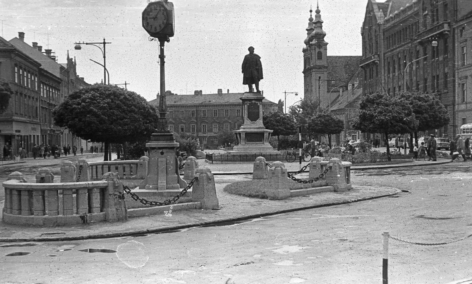 Hungary, Sopron, Széchenyi tér, Széchenyi István szobrát Izsó Miklós gipszmintája alapján Mátrai Lajos György készítette (1897)., 1965, Tóth Lajos, church, sculpture, Baroque-style, István Széchenyi-portrayal, Dominican Order, Fortepan #59763