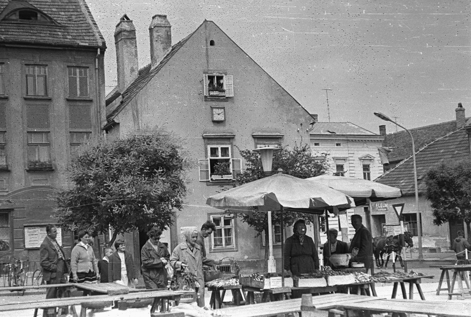 Hungary, Sopron, Kisvárkerület, piac, háttérben középen a Várkerület 2. számú ház., 1965, Tóth Lajos, market, Fortepan #59764