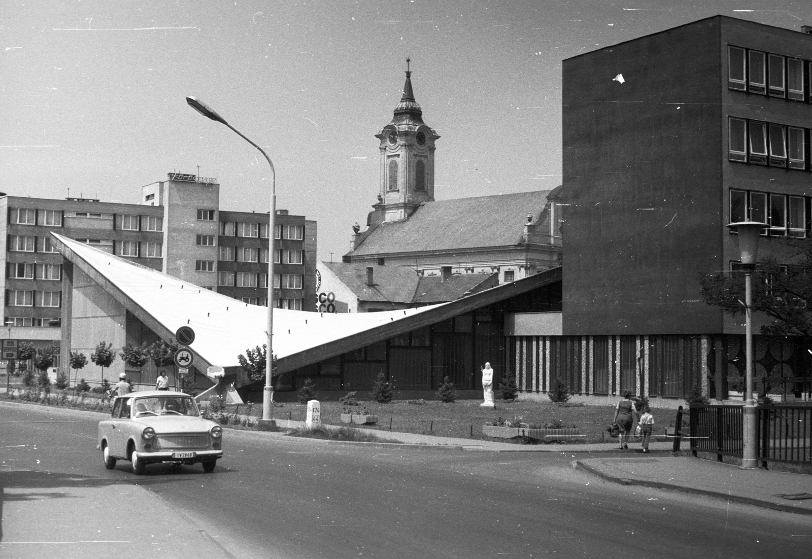 Magyarország, Békéscsaba, Széchenyi utca - Derkovits sor sarok, balra a Körös Hotel, szemben az evangélikus Nagytemplom., 1975, Tóth Lajos, templom, romantika, rendszám, empire stílus, evangélikus, Trabant 601, hiperbolikus héj, Fortepan #59778