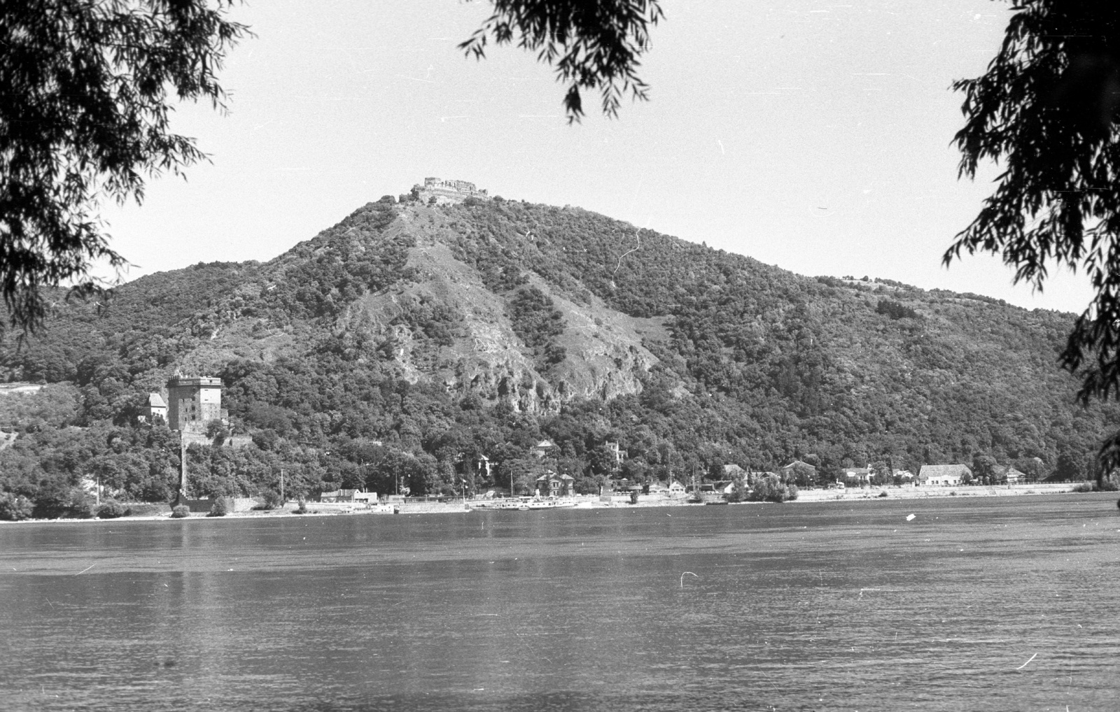 Hungary,Danube Bend, Visegrád, az Alsóvár és lakótornya / Salamon-torony, jobbra a hajóállomás és fenn a Fellegvár a Dunáról nézve., 1970, Tóth Lajos, Fortepan #59780