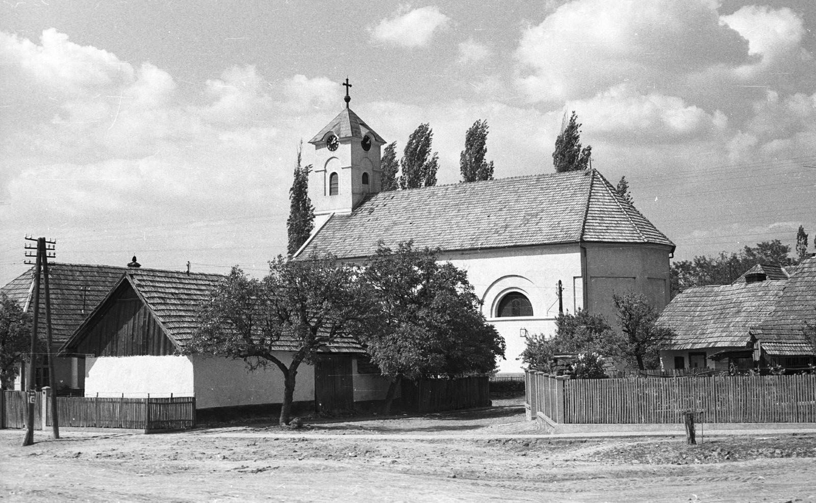 Hungary, Nagybörzsöny, Hunyadi tér, háttérben az evangélikus templom., 1970, Tóth Lajos, church, Classicism, Károly Belcsák-design, Fortepan #59785