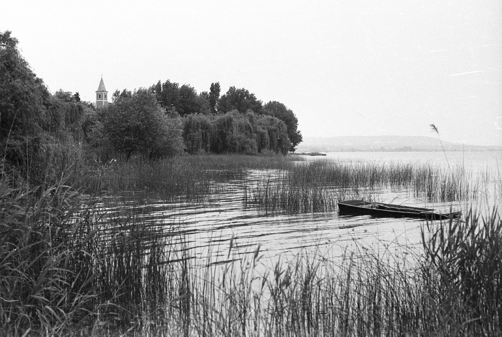 Hungary, Balatonszepezd, vízpart, háttérben a Szent István király-templom., 1970, Tóth Lajos, Fortepan #59787