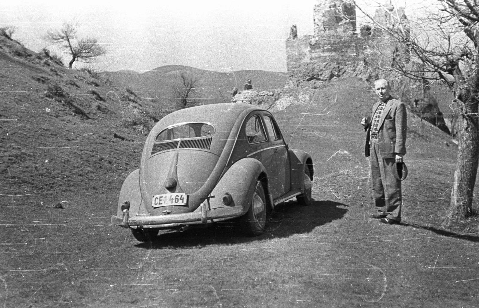 Hungary, Hollókő, Hollókői vár., 1965, Tóth Lajos, German brand, Volkswagen-brand, castle ruins, Volkswagen Beetle, Fortepan #59793