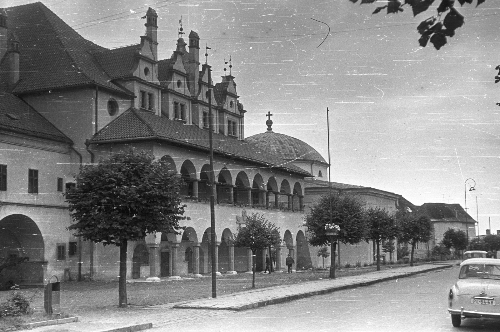 Slovakia, Levoča, előtérben a Városháza, mögötte az evangélikus templom., 1965, Tóth Lajos, Czechoslovakia, church, Czechoslovak brand, Skoda-brand, public building, renaissance, automobile, archway, Fortepan #59801