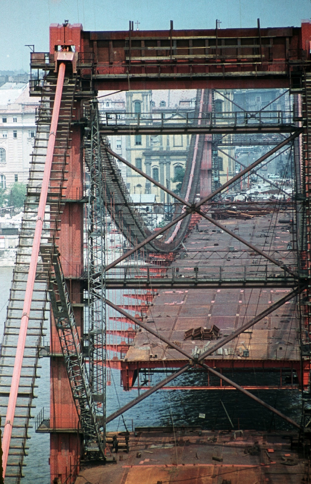 Hungary, Budapest I., az épülő Erzsébet híd az utolsó pályaegység beemelése előtt a Gellérthegyről nézve., 1964, Fortepan, bridge building, Budapest, suspension bridge, Duna-bridge, Pál Sávoly-design, Fortepan #59825