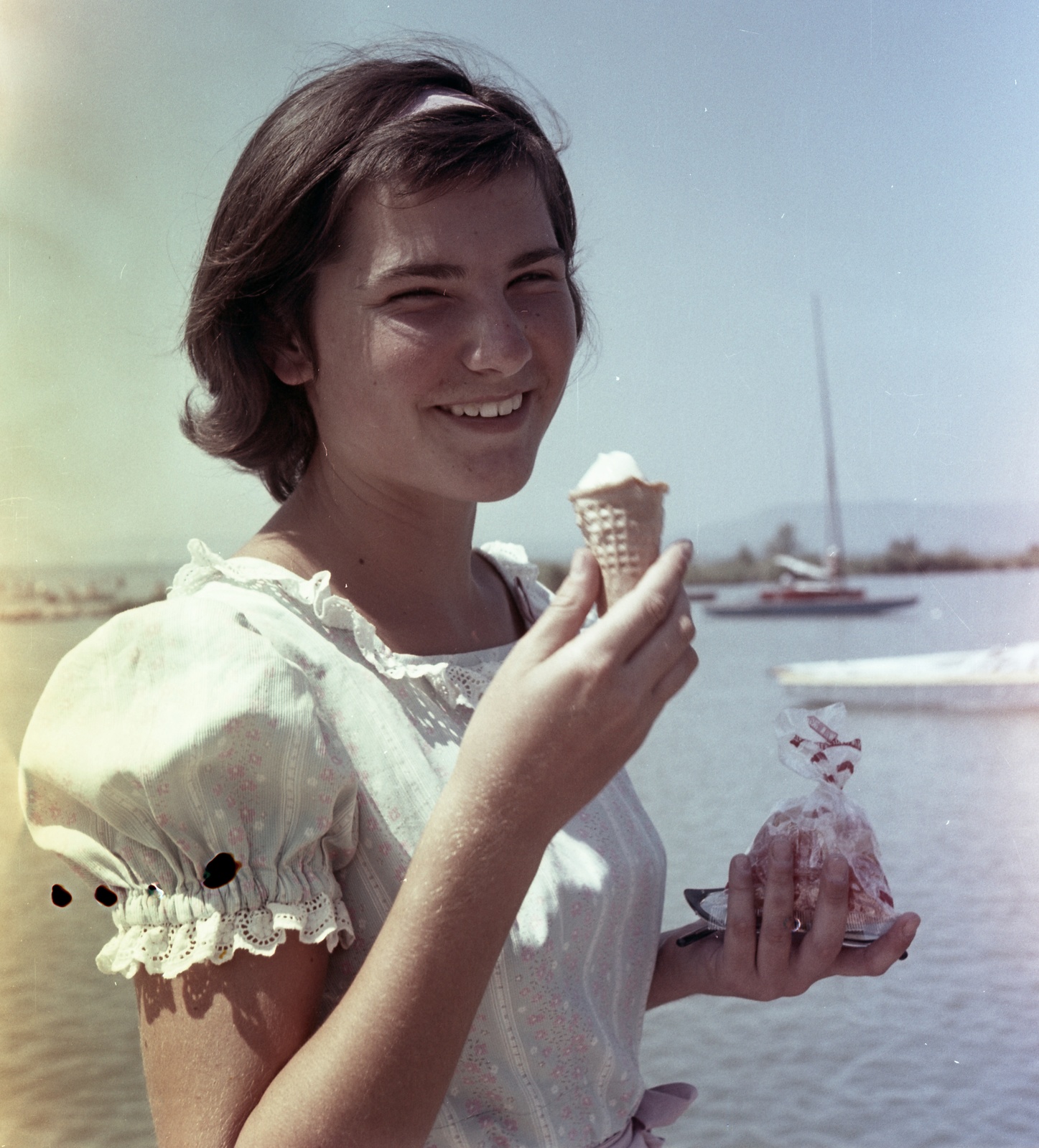 Hungary, Balatonlelle, a felvétel a hajóállomás mólóján készült., 1965, Nagy Gyula, portrait, sailboat, colorful, ice cream, Fortepan #59836
