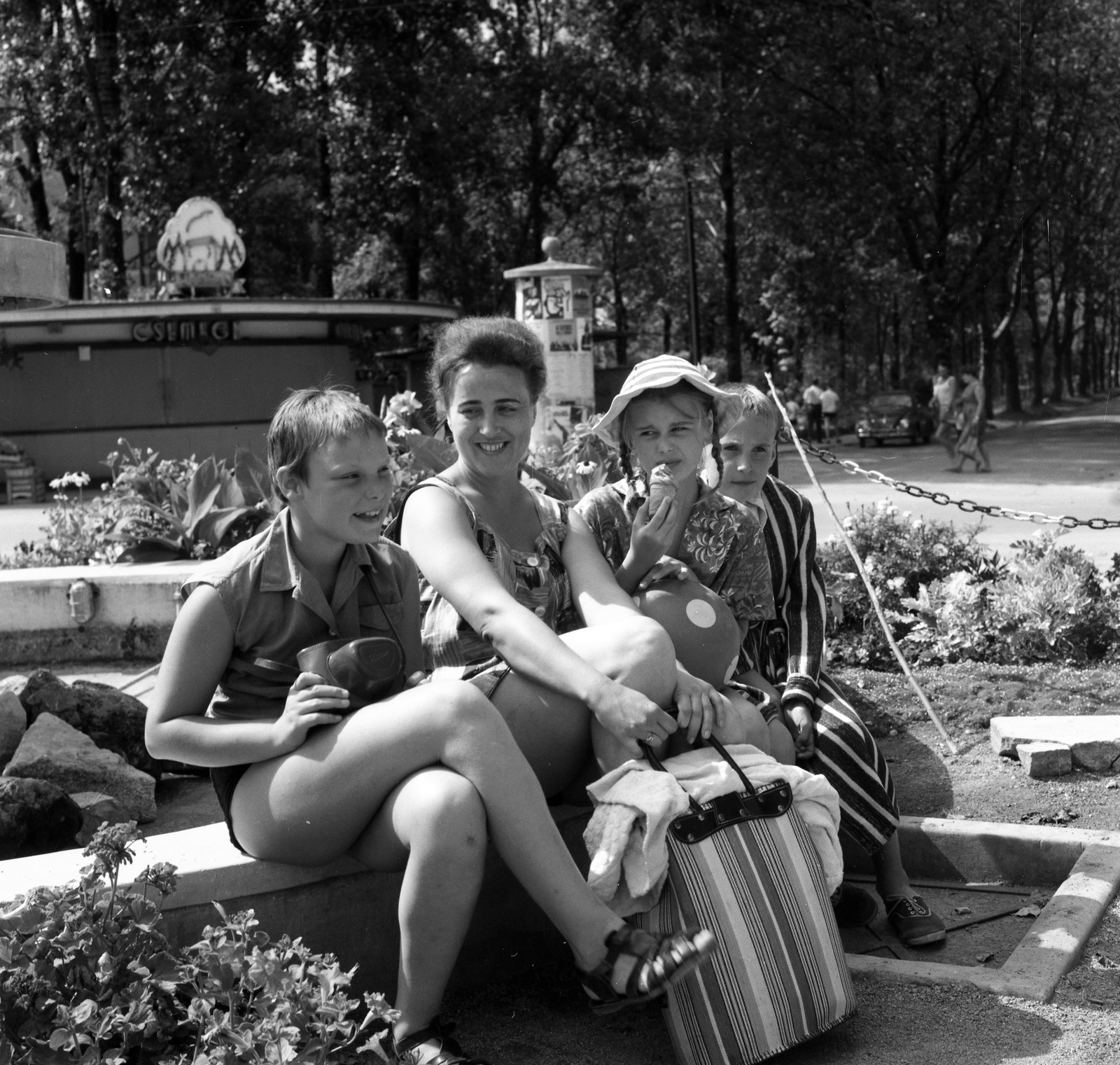 Hungary, Balatonlelle, Szent István tér, szökőkút a vasútállomás előtt, háttérben a gomba és a Móló sétány., 1965, Nagy Gyula, Ihagee-brand, Fortepan #59838