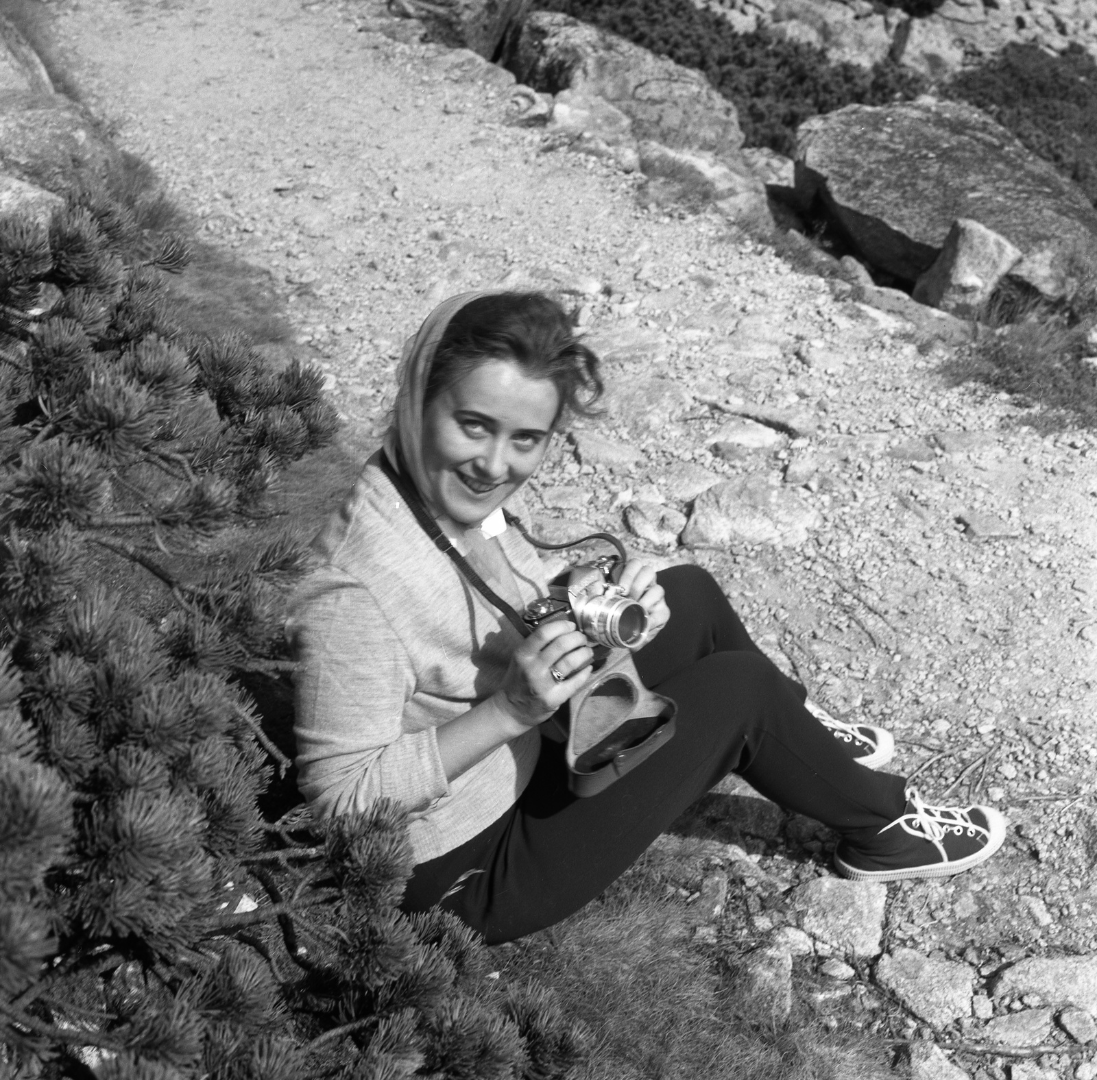 Slovakia, Vysoké Tatry, 1965, Nagy Gyula, Czechoslovakia, camera, headscarf, Tatra Mountains, Fortepan #59842