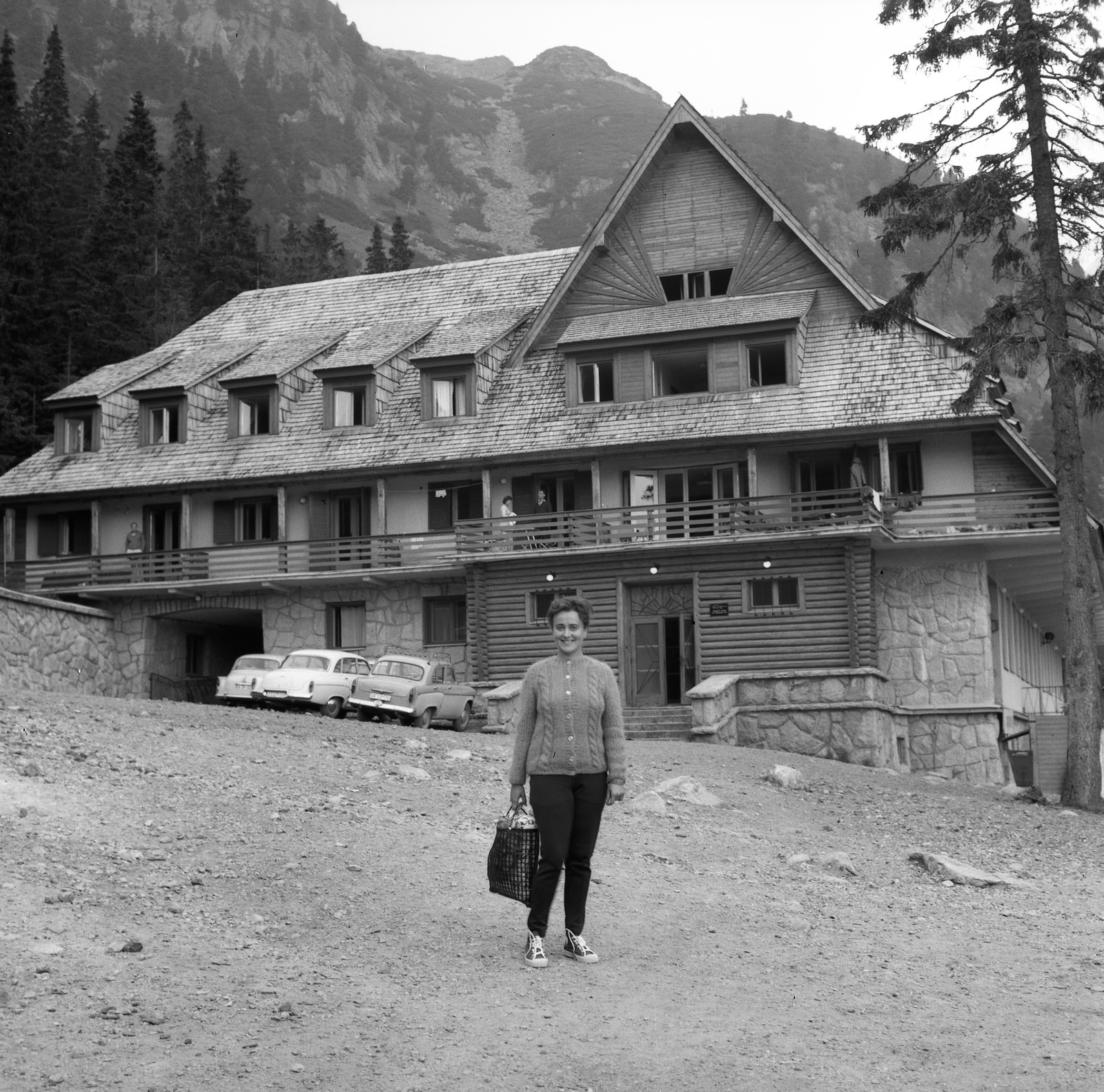 Slovakia, Vysoké Tatry, Poprádi-tó, Hegyi Szálló., 1965, Nagy Gyula, Czechoslovakia, Moskvitch-brand, Tatra Mountains, Fortepan #59846