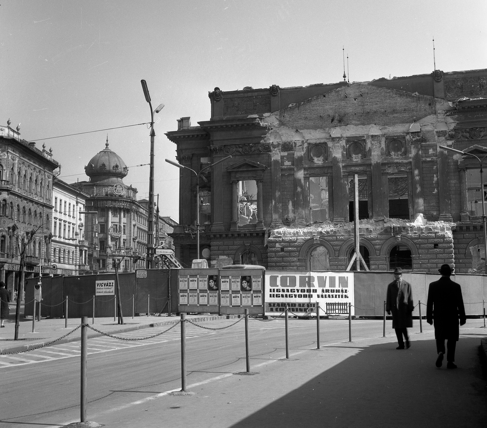 Hungary, Budapest VIII., Blaha Lujza tér, a Nemzeti Színház bontása., 1965, Nagy Gyula, art of theater, national theater, demolition, Fellner and Helmer-design, eclectic architecture, Budapest, Fortepan #59851
