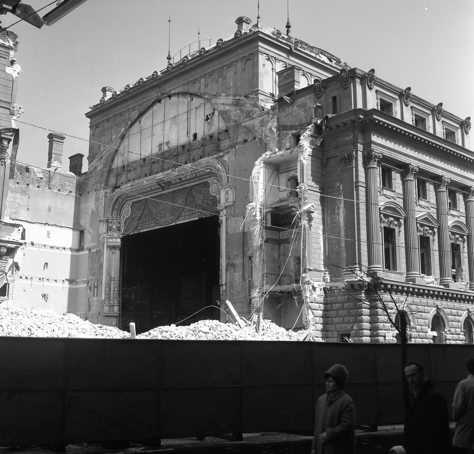 Hungary, Budapest VIII., Blaha Lujza tér, a Nemzeti Színház bontása., 1965, Nagy Gyula, art of theater, national theater, demolition, Fellner and Helmer-design, eclectic architecture, Budapest, Fortepan #59855