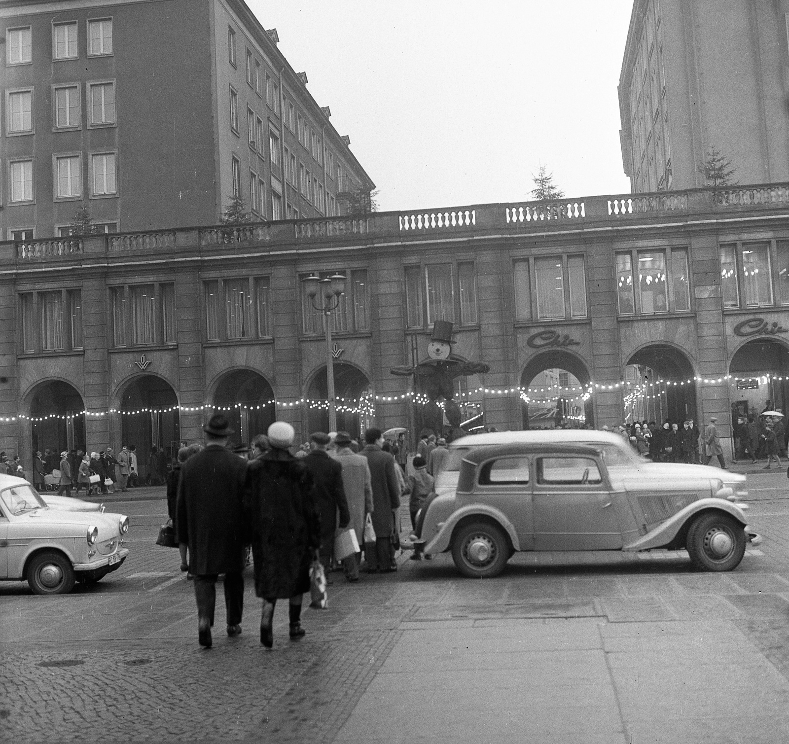 Germany, Dresden, Wilsdruffer Strasse (Ernst-Thälmann-Strasse), az árkád mögött a Weisse Gasse., 1965, Nagy Gyula, GDR, automobile, Fortepan #59857