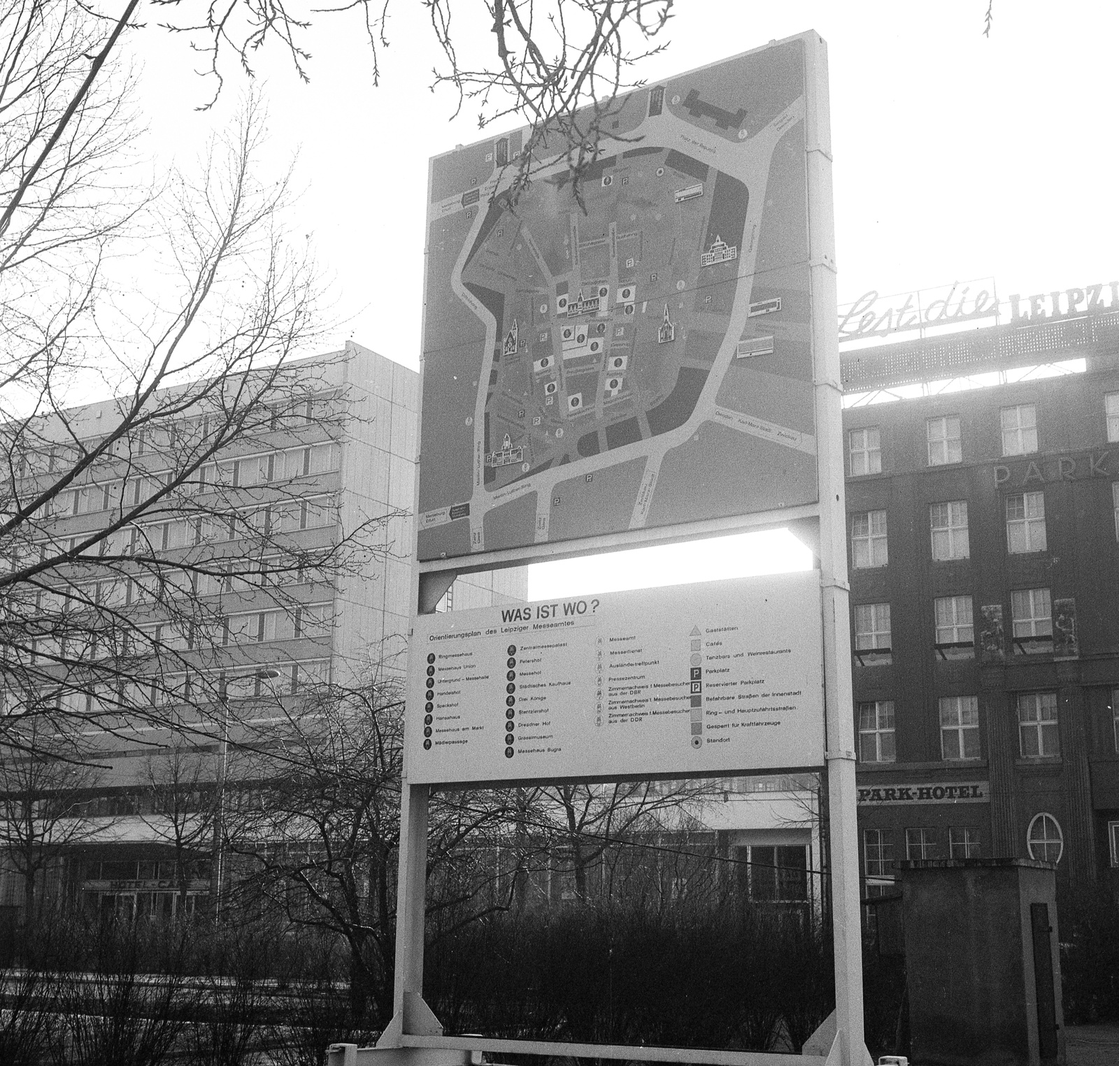 Germany, Leipzig, Unterer Park a Park Hotel Lepzig előtt, a Willy Brandt Platz (Platz der Republik) felől nézve., 1965, Nagy Gyula, GDR, Fortepan #59859
