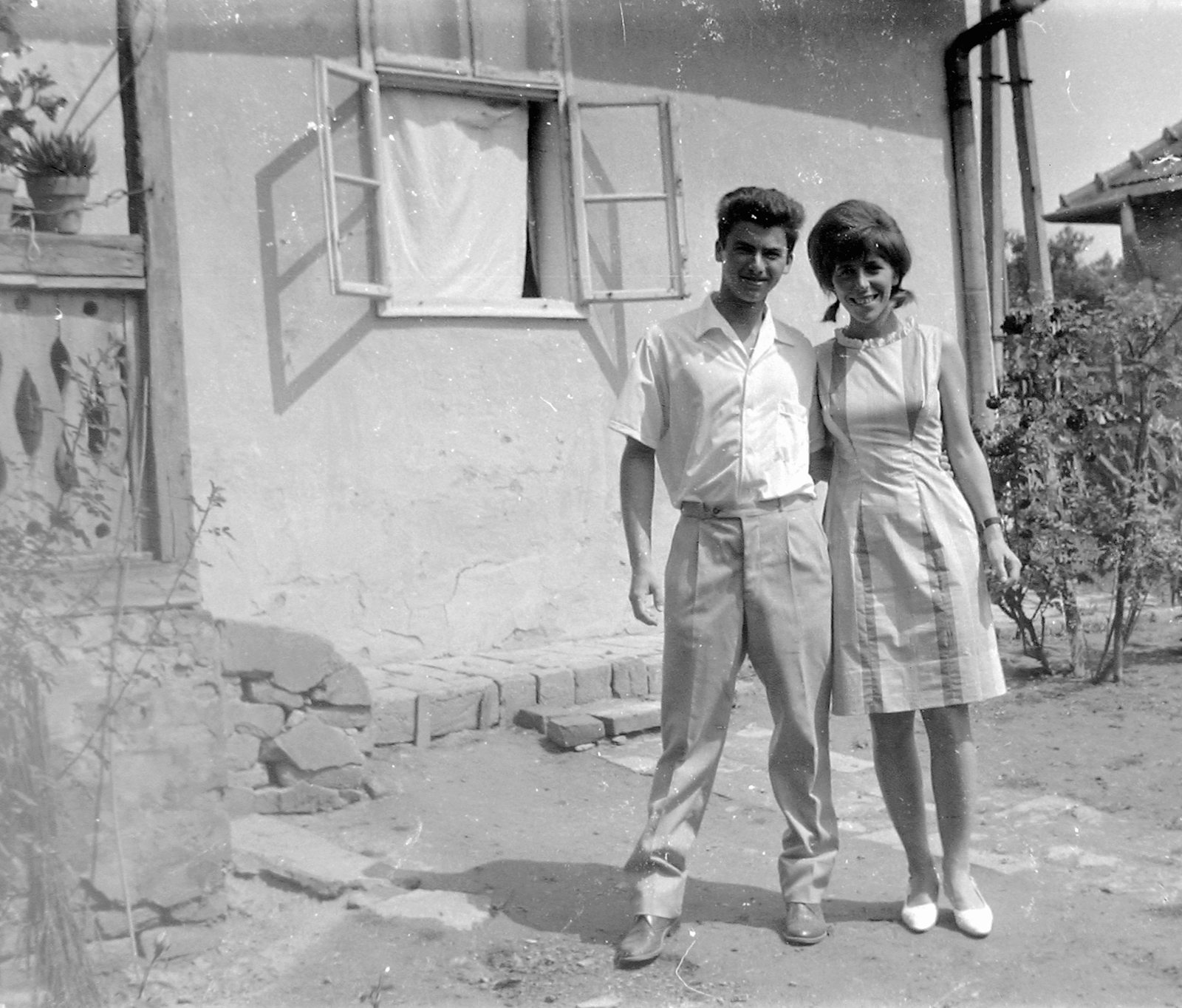 1964, Fortepan, portrait, fashion, yard, double portrait, arms around waist, Fortepan #5986