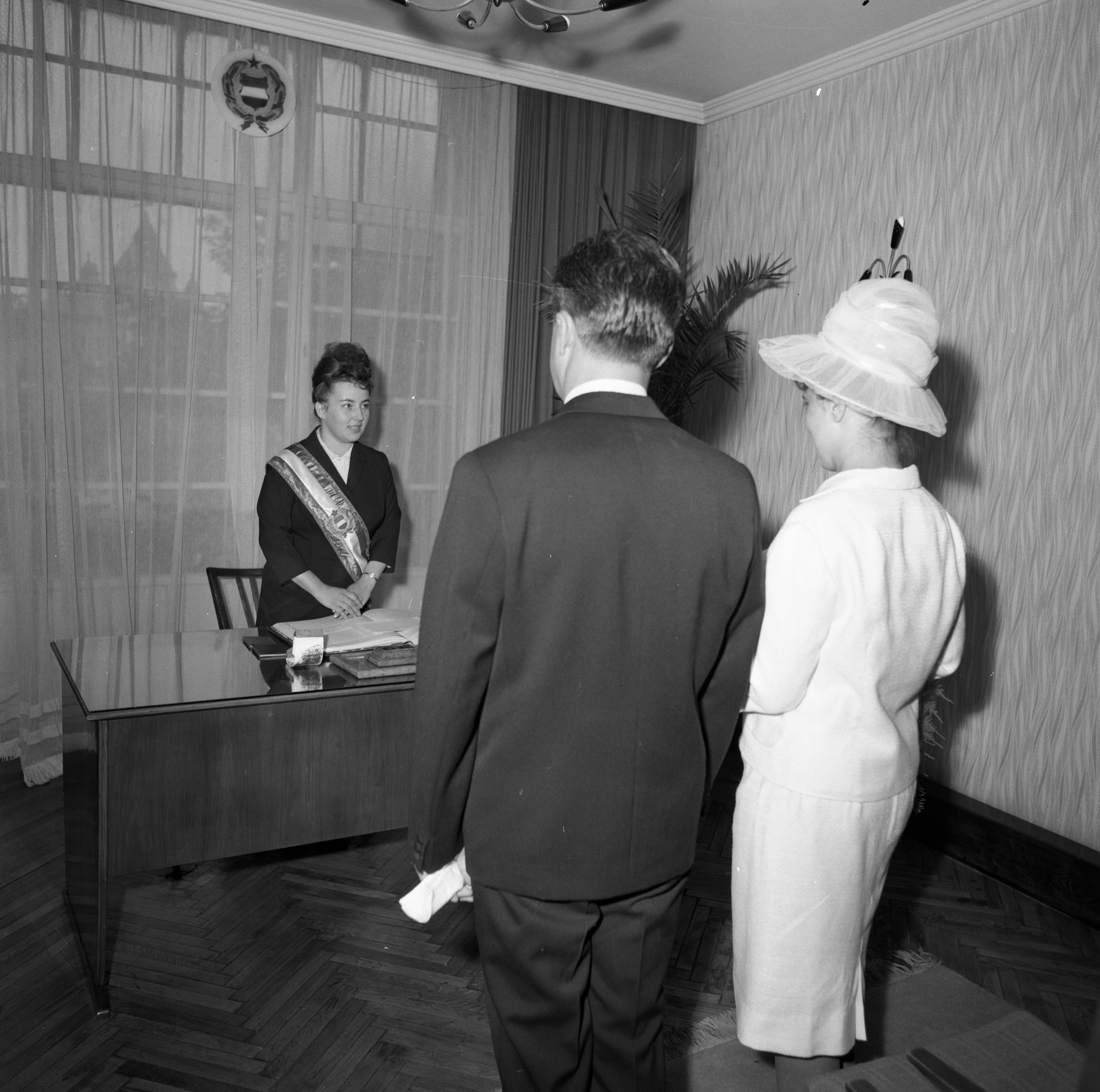Hungary, Budapest V., Erzsébet (Engels) tér 4., Kerületi Tanács (később Polgármesteri Hivatal), házasságkötő terem., 1966, Nagy Gyula, wedding ceremony, registrat, national emblem, Budapest, Fortepan #59867