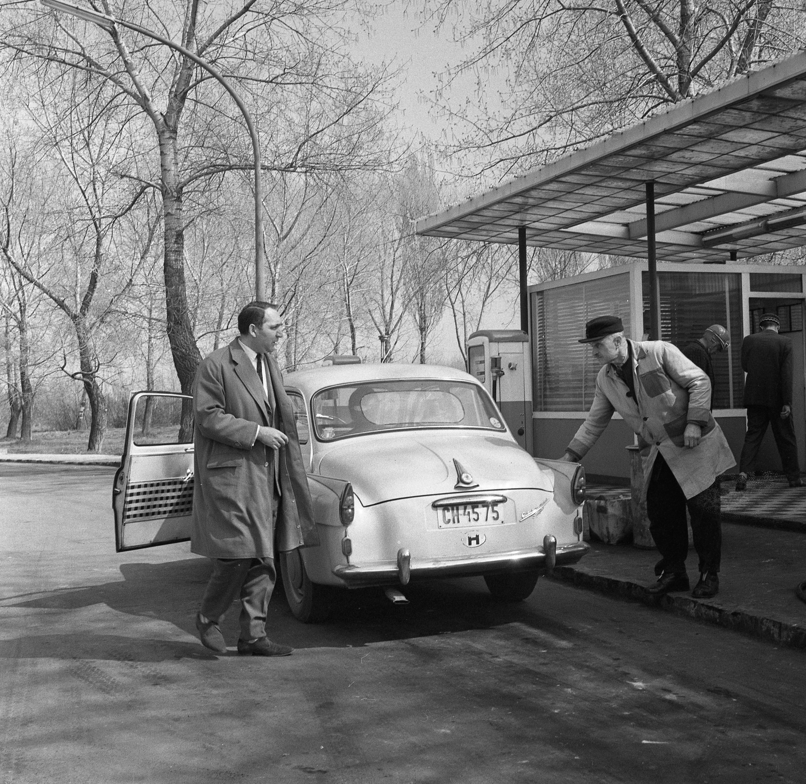 1966, Nagy Gyula, Czechoslovak brand, genre painting, Skoda-brand, gas station, number plate, country code sign, Fortepan #59869