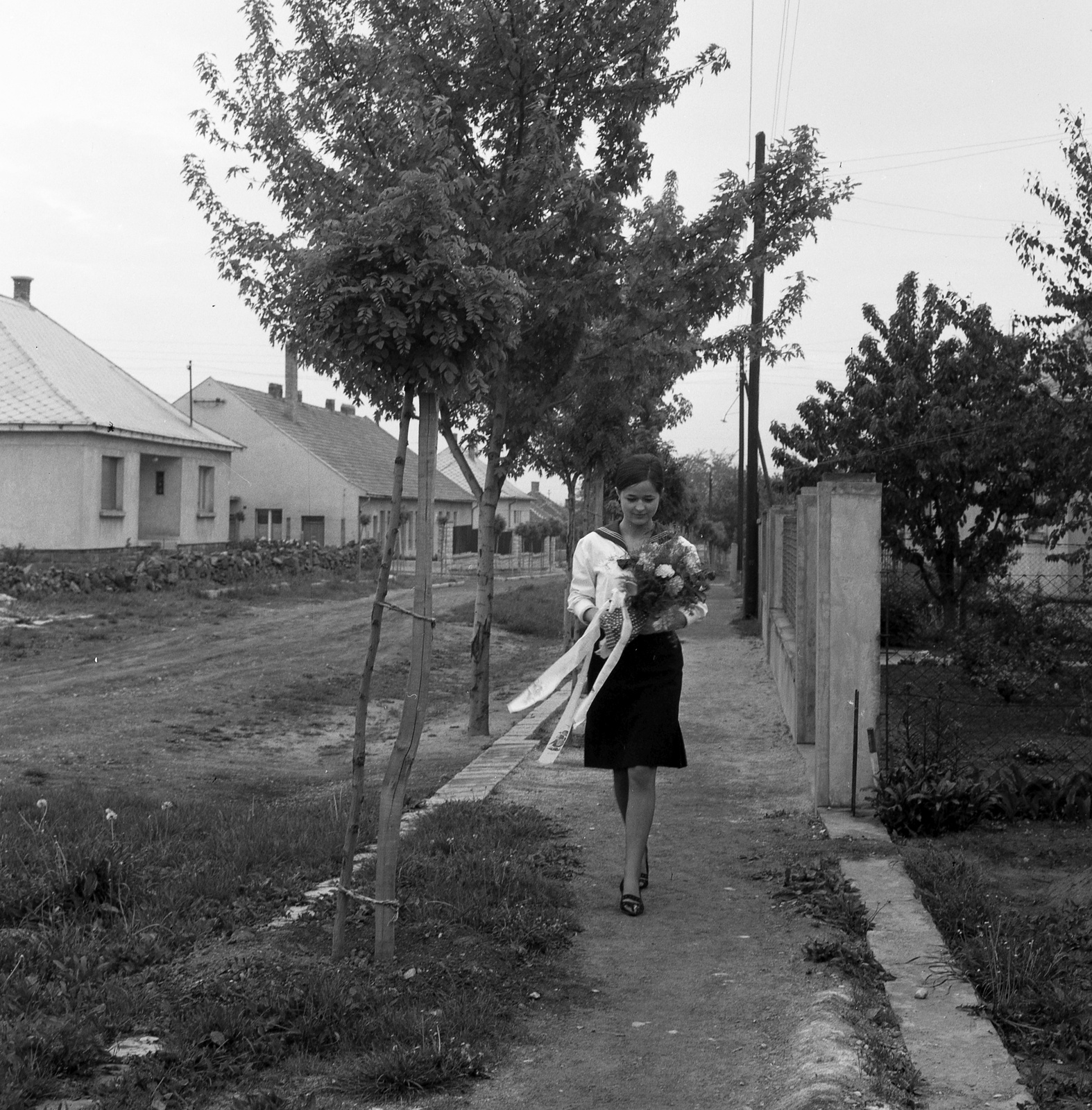 Hungary, Veszprém, Mikszáth Kálmán utca. Bal oldalon a Kodály Zoltán utca sarkán álló második épület, az ekkor Úttörő utcának nevezett útszakaszon, az óvoda, ma Családsegítő Szolgálat., 1966, Nagy Gyula, graduation, bouquet, Fortepan #59870