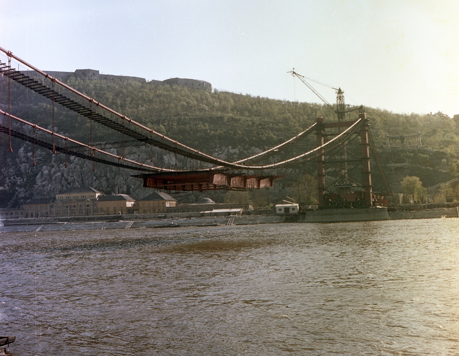 Hungary, Budapest I., az épülő Erzsébet híd és a Gellért-hegy a pesti alsó rakpartról nézve., 1964, Nagy Gyula, colorful, bridge building, Danube, Budapest, suspension bridge, Duna-bridge, Saint Gerard-portrayal, Pál Sávoly-design, Fortepan #59876