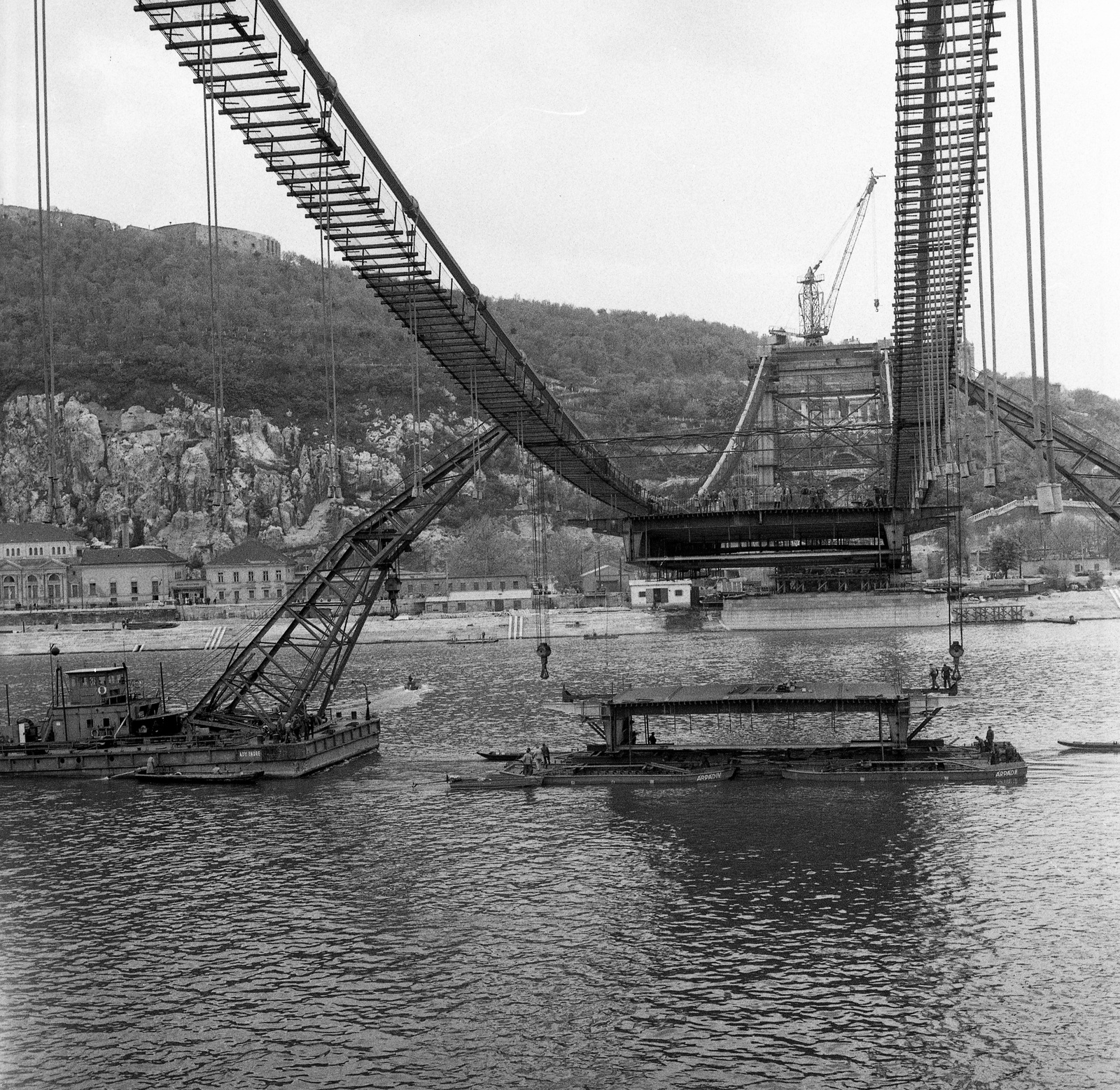 Hungary, Budapest I., az Erzsébet híd építése, beemelésre váró pályaegység, háttérben a Rudas fürdő., 1964, Nagy Gyula, bridge building, Danube, dredge, Budapest, suspension bridge, Duna-bridge, Pál Sávoly-design, Fortepan #59878